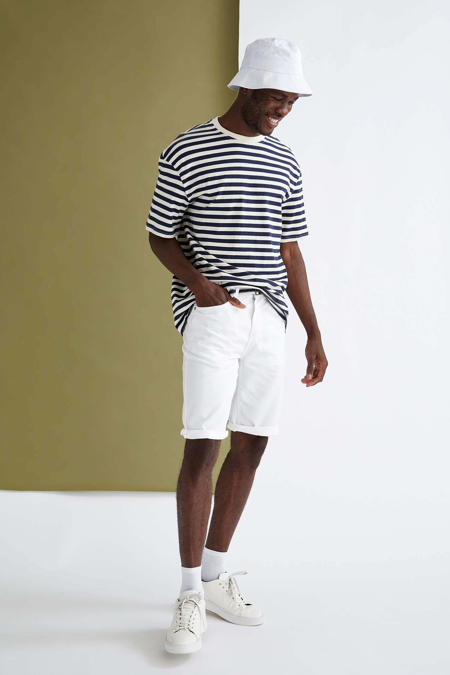 Slim Fit Kemerli Bermuda Şort