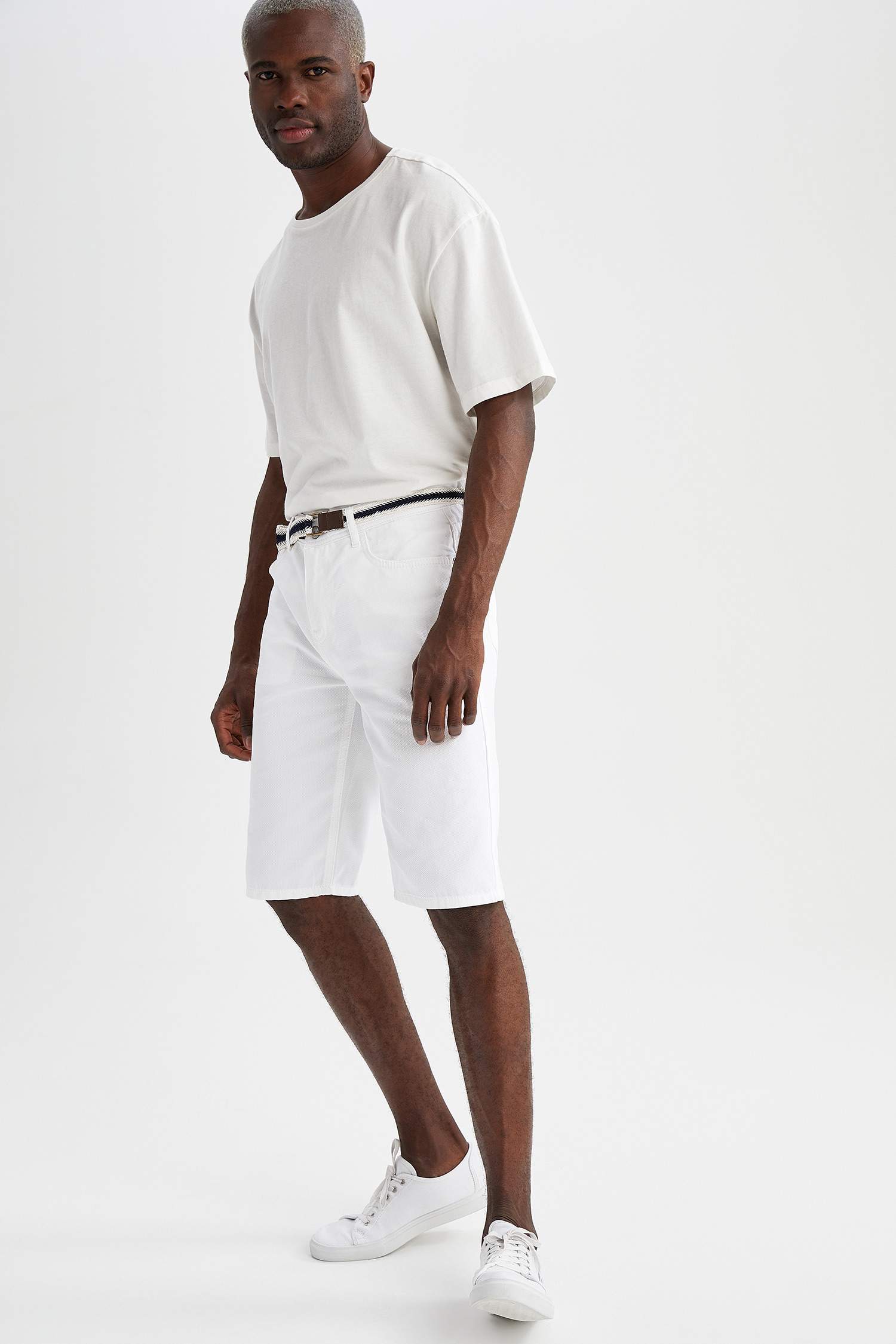 Slim Fit Kemerli Bermuda Şort