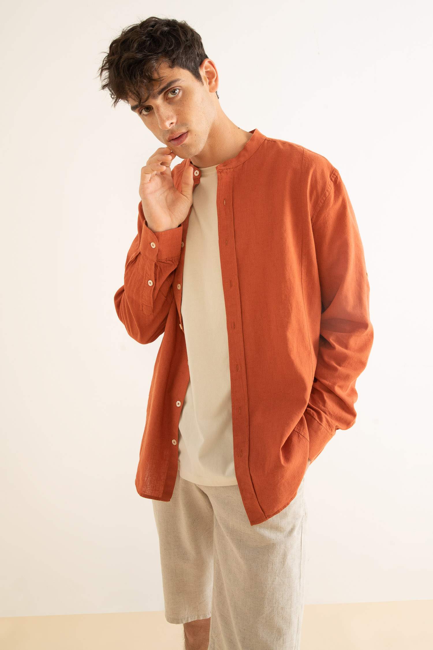 Modern Fit Hakim Yaka Uzun Kollu Keten Gömlek
