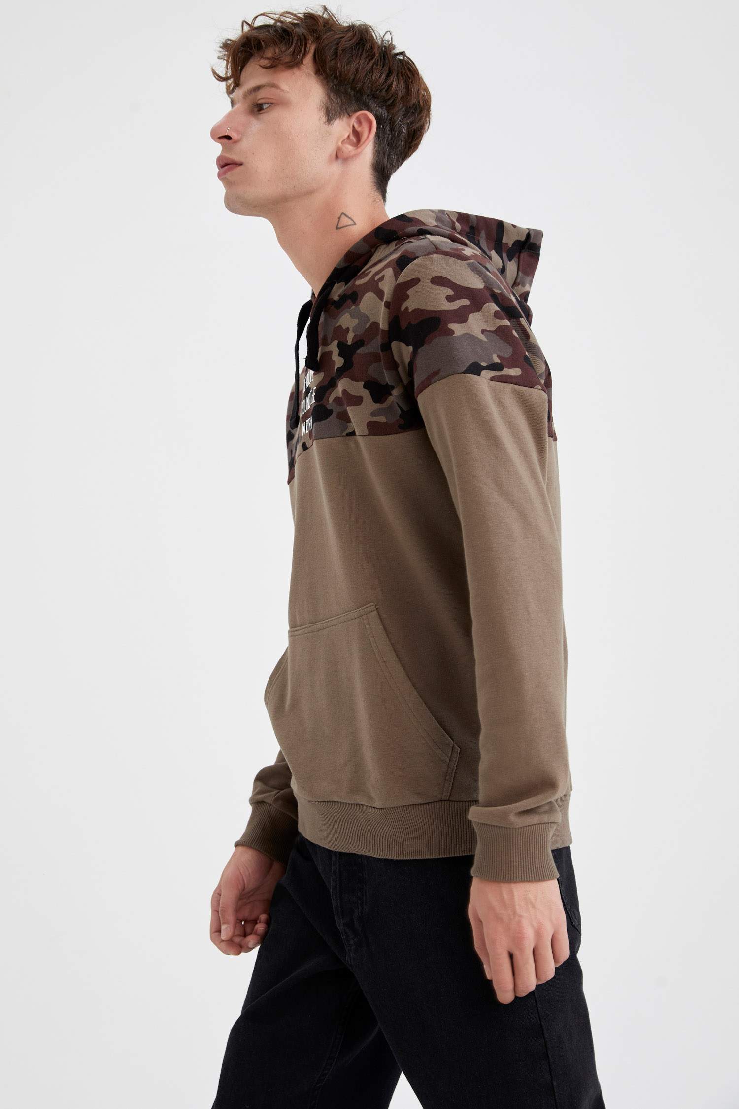 Kamuflaj Desenli Kapüşonlu Slim Fit Sweatshirt