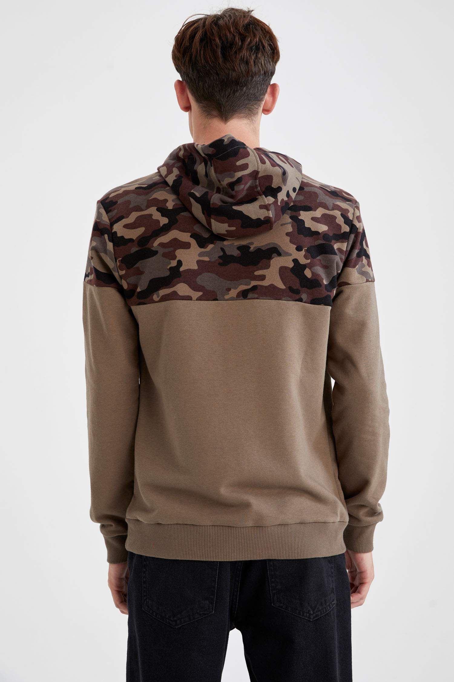 Kamuflaj Desenli Kapüşonlu Slim Fit Sweatshirt