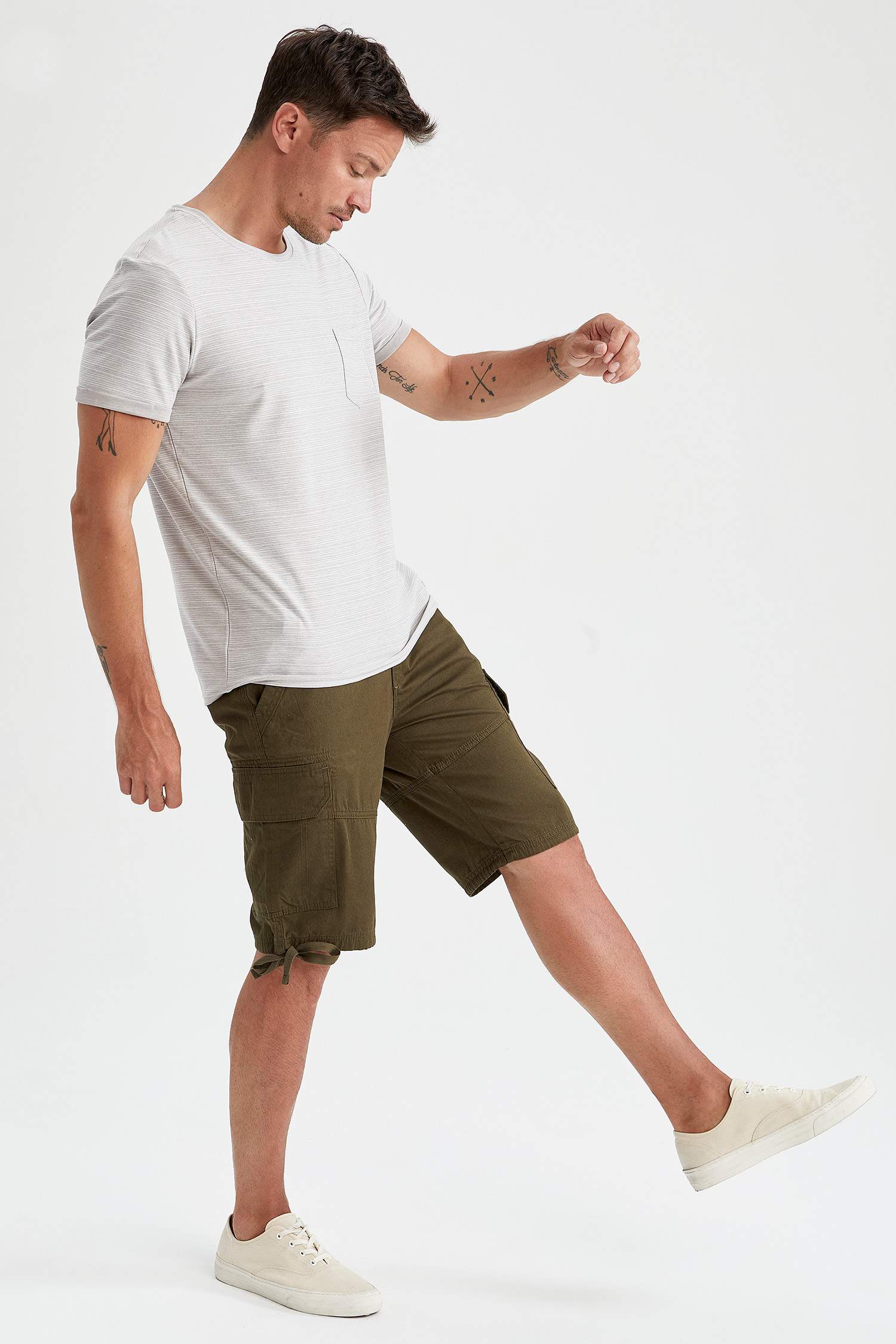 Slim Fit Bisiklet Yaka Cepli Kısa Kollu Tişört