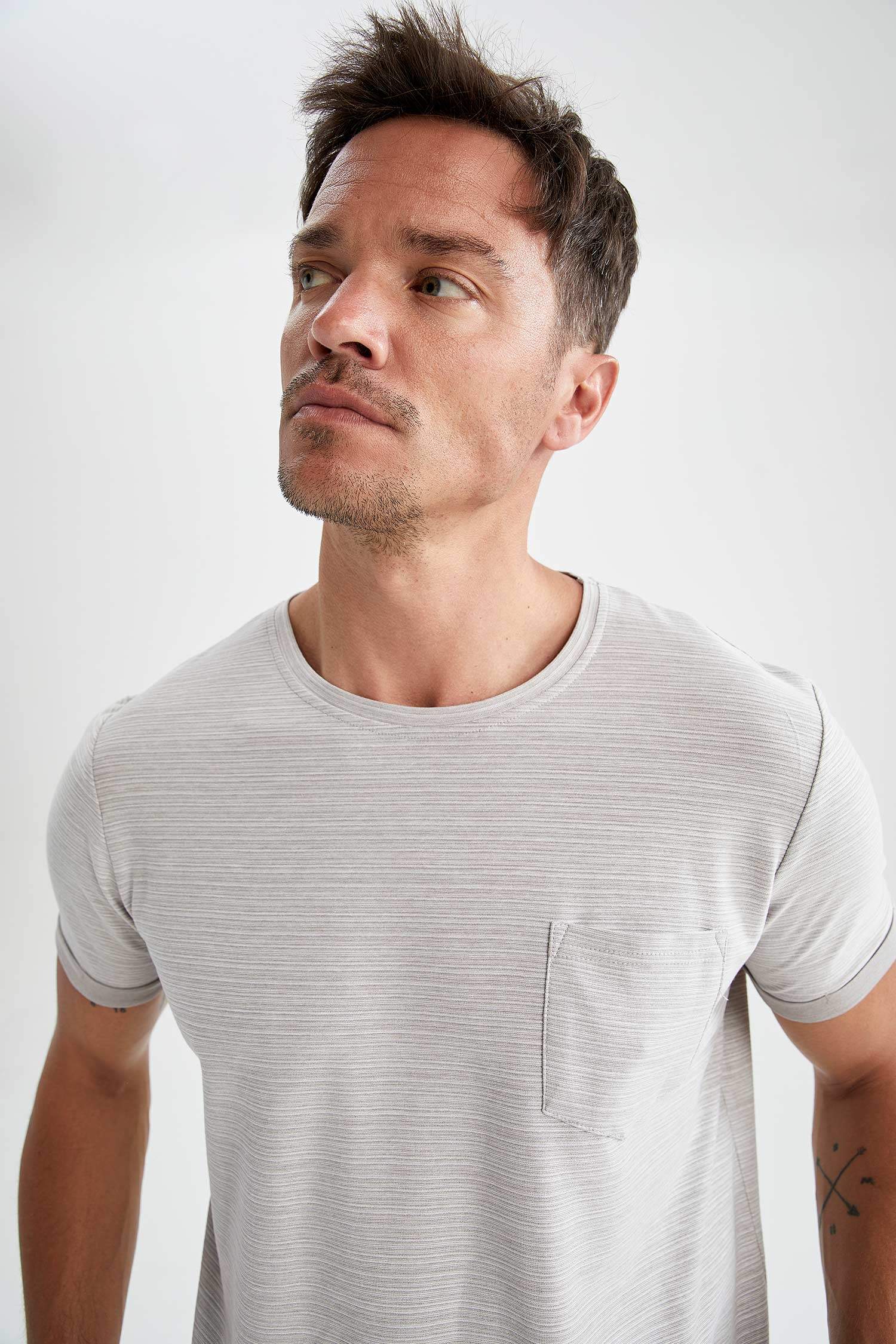 Slim Fit Bisiklet Yaka Cepli Kısa Kollu Tişört