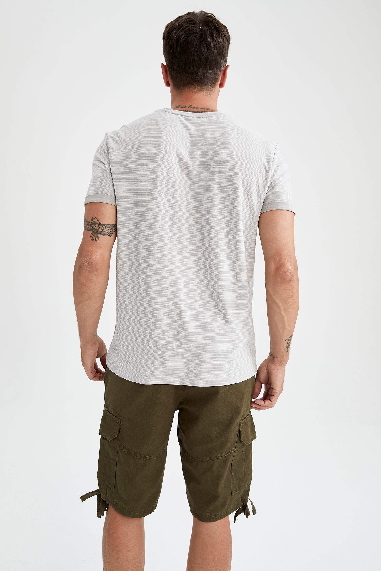 Slim Fit Bisiklet Yaka Cepli Kısa Kollu Tişört