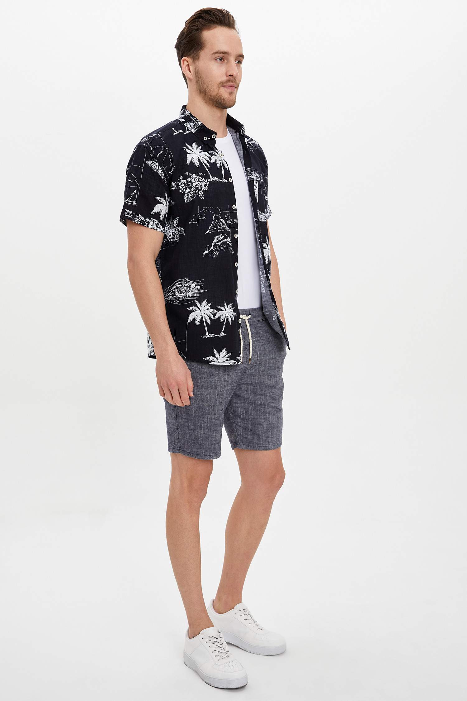 Slim Fit Tropikal Desenli Kısa Kollu Gömlek