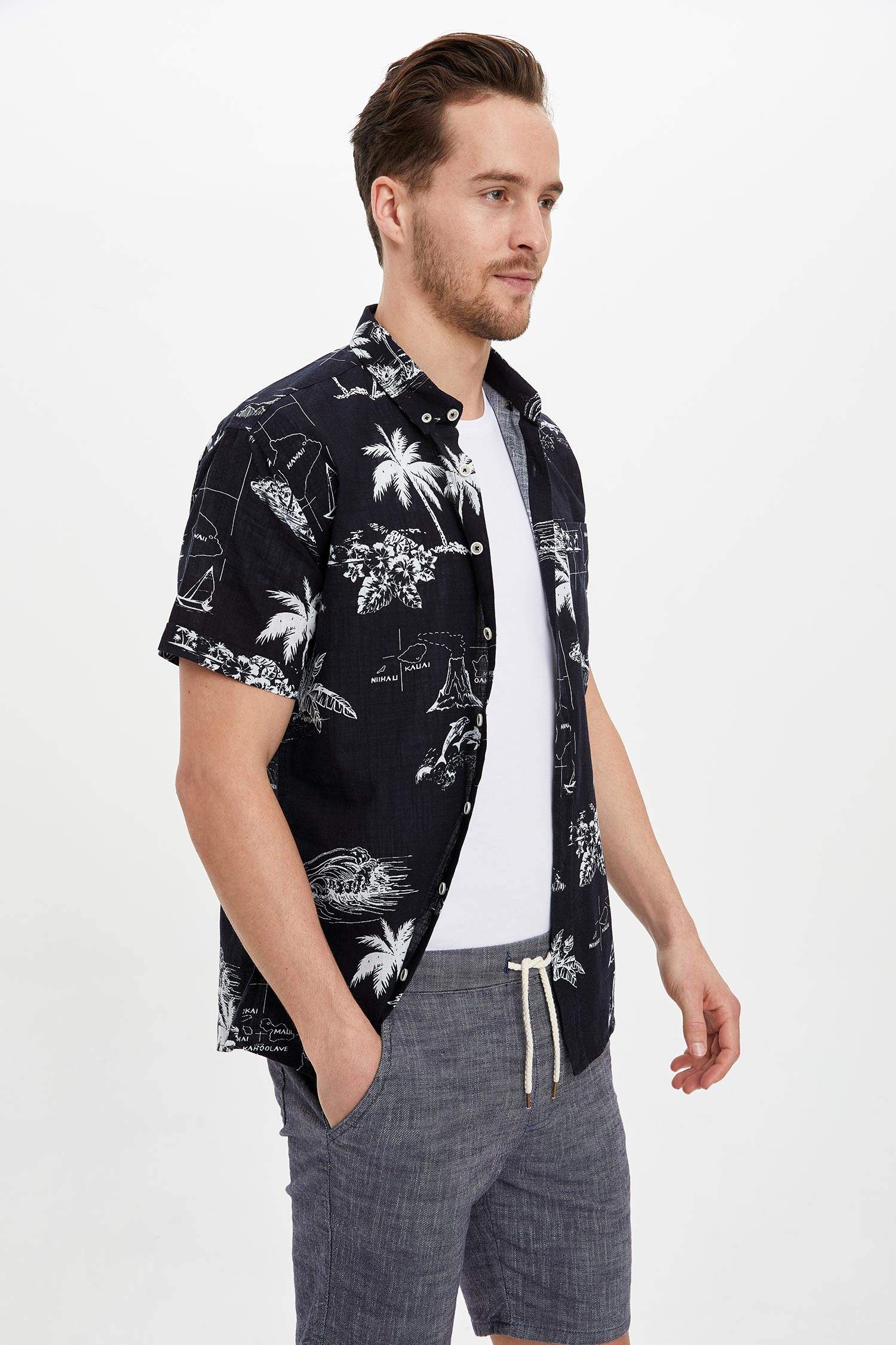 Slim Fit Tropikal Desenli Kısa Kollu Gömlek