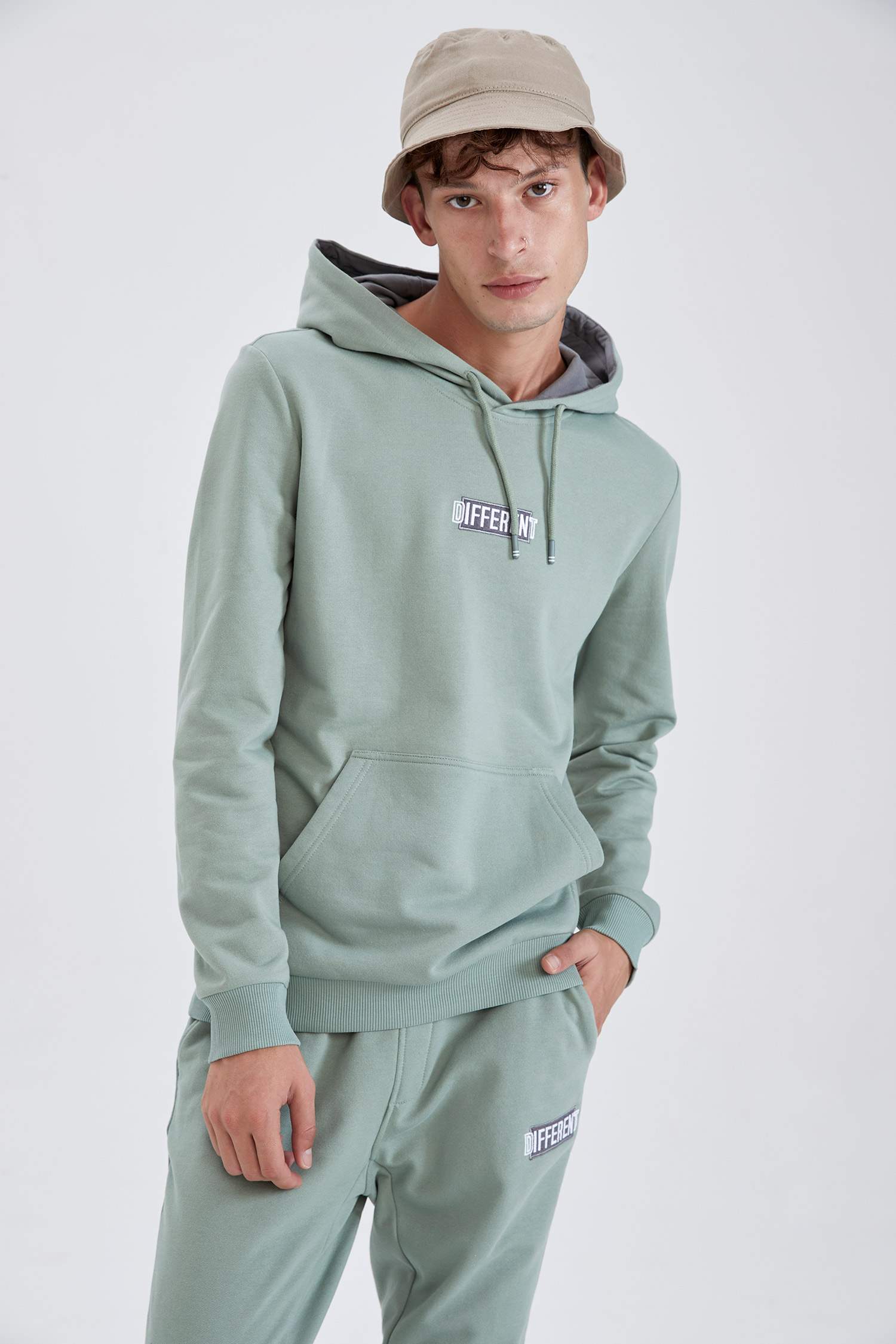 Slim Fit Kapüşonlu Kanguru Cepli Slogan Desenli Uzun Kollu Sweatshirt