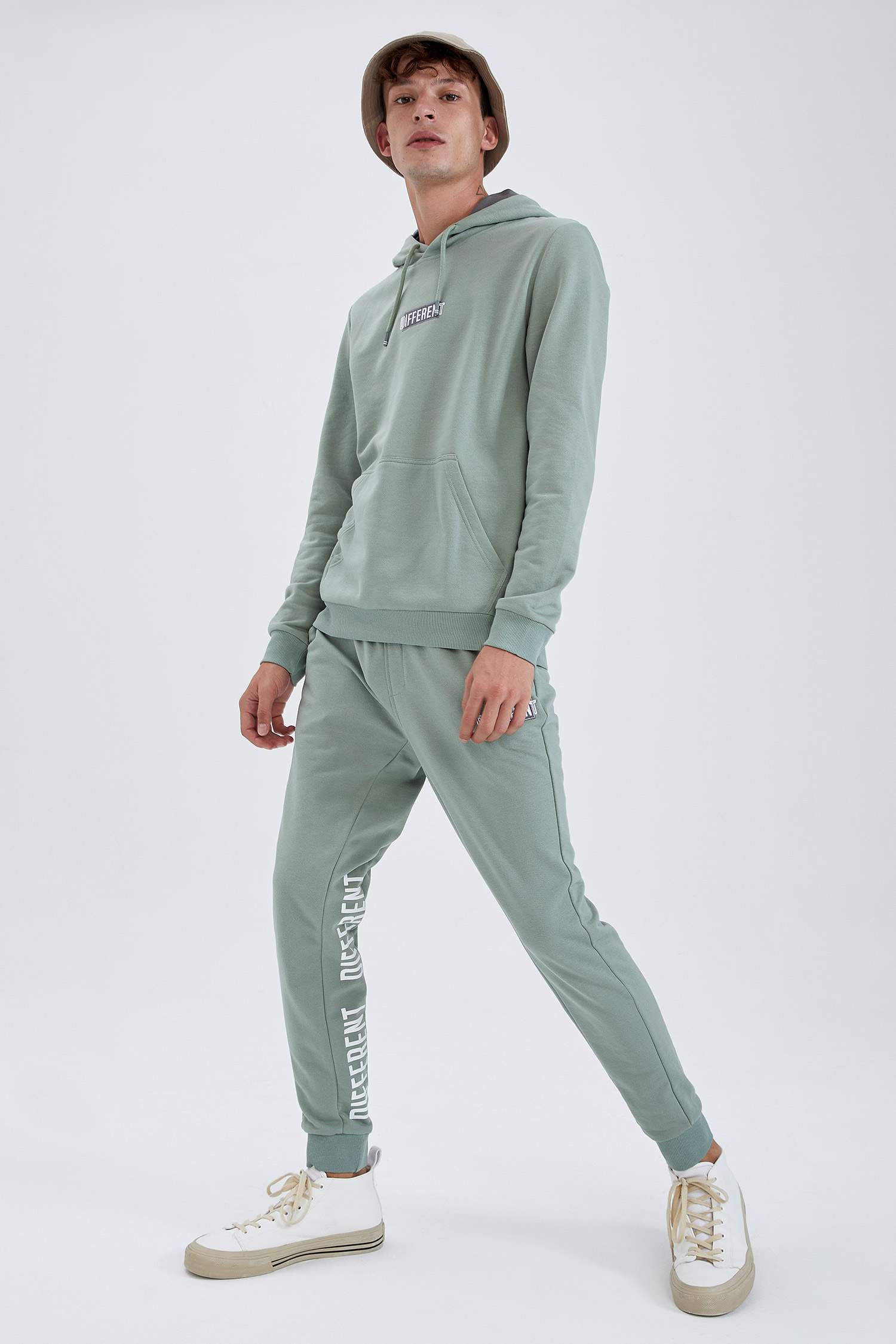 Slim Fit Kapüşonlu Kanguru Cepli Slogan Desenli Uzun Kollu Sweatshirt