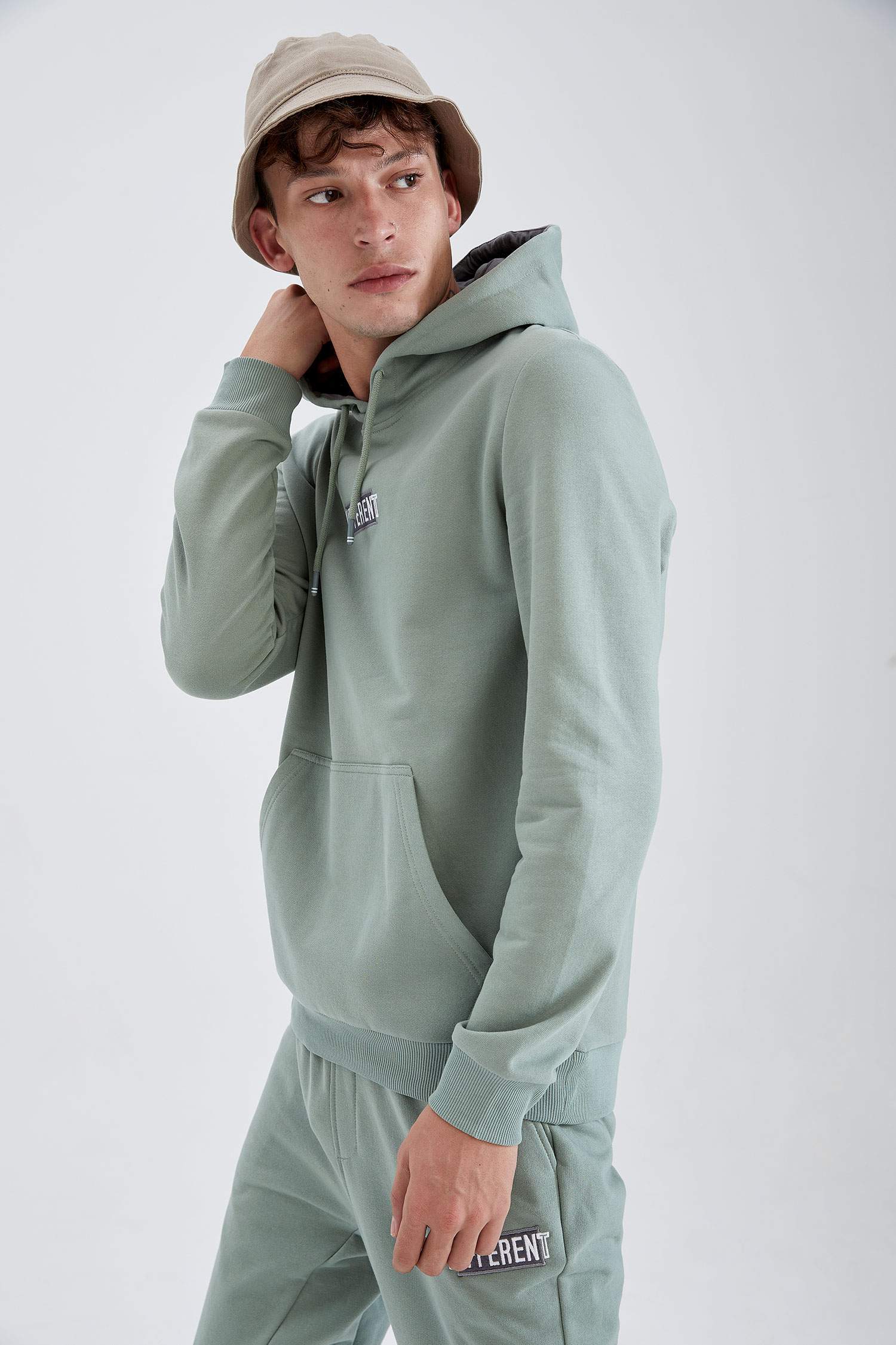 Slim Fit Kapüşonlu Kanguru Cepli Slogan Desenli Uzun Kollu Sweatshirt