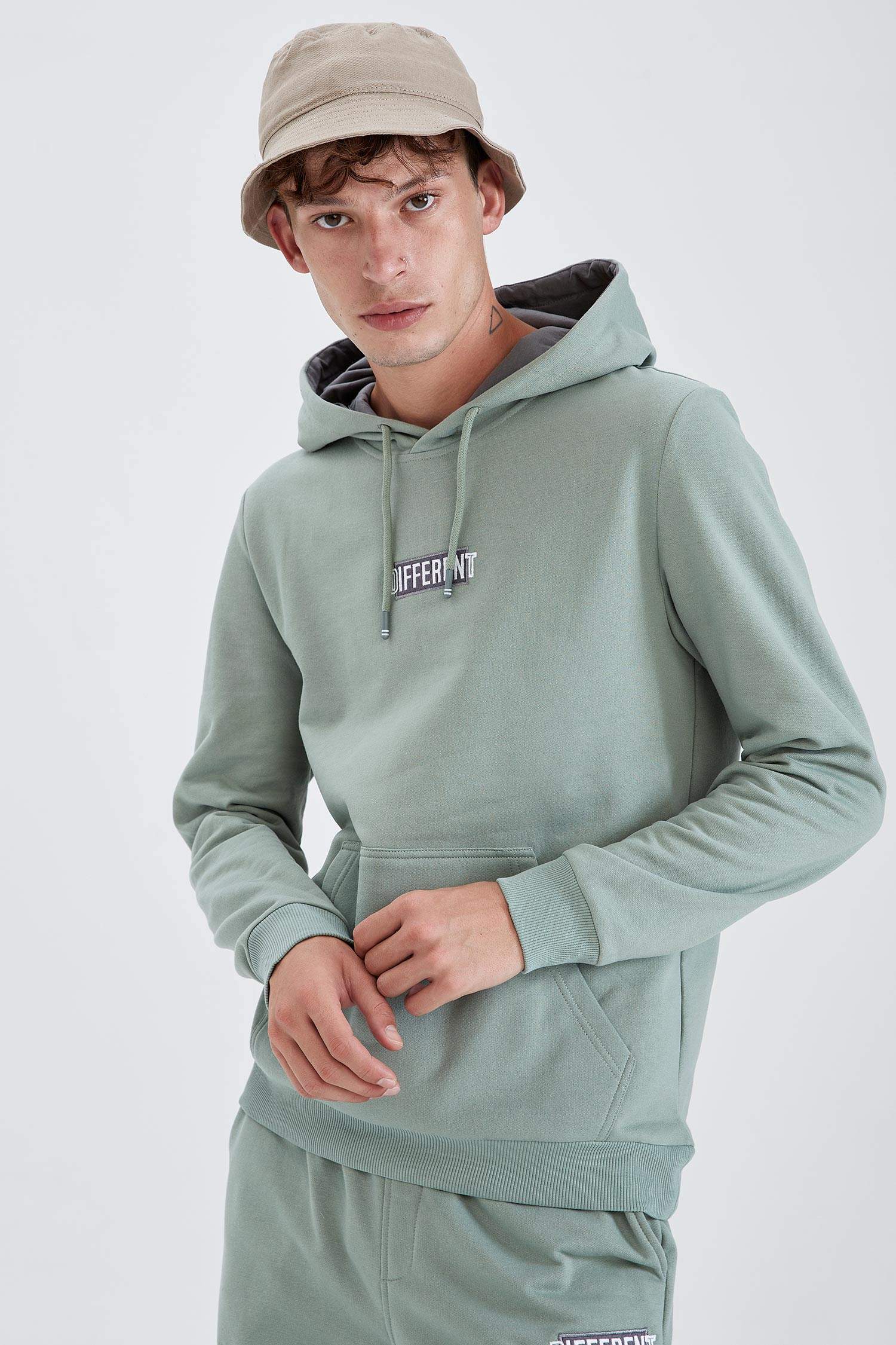 Slim Fit Kapüşonlu Kanguru Cepli Slogan Desenli Uzun Kollu Sweatshirt