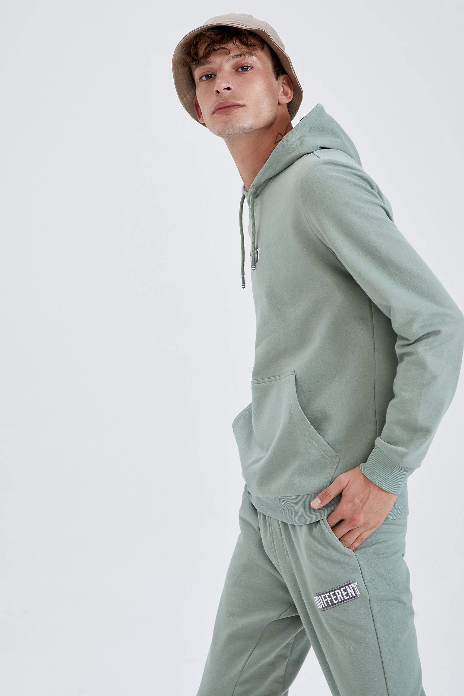 Slim Fit Kapüşonlu Kanguru Cepli Slogan Desenli Uzun Kollu Sweatshirt