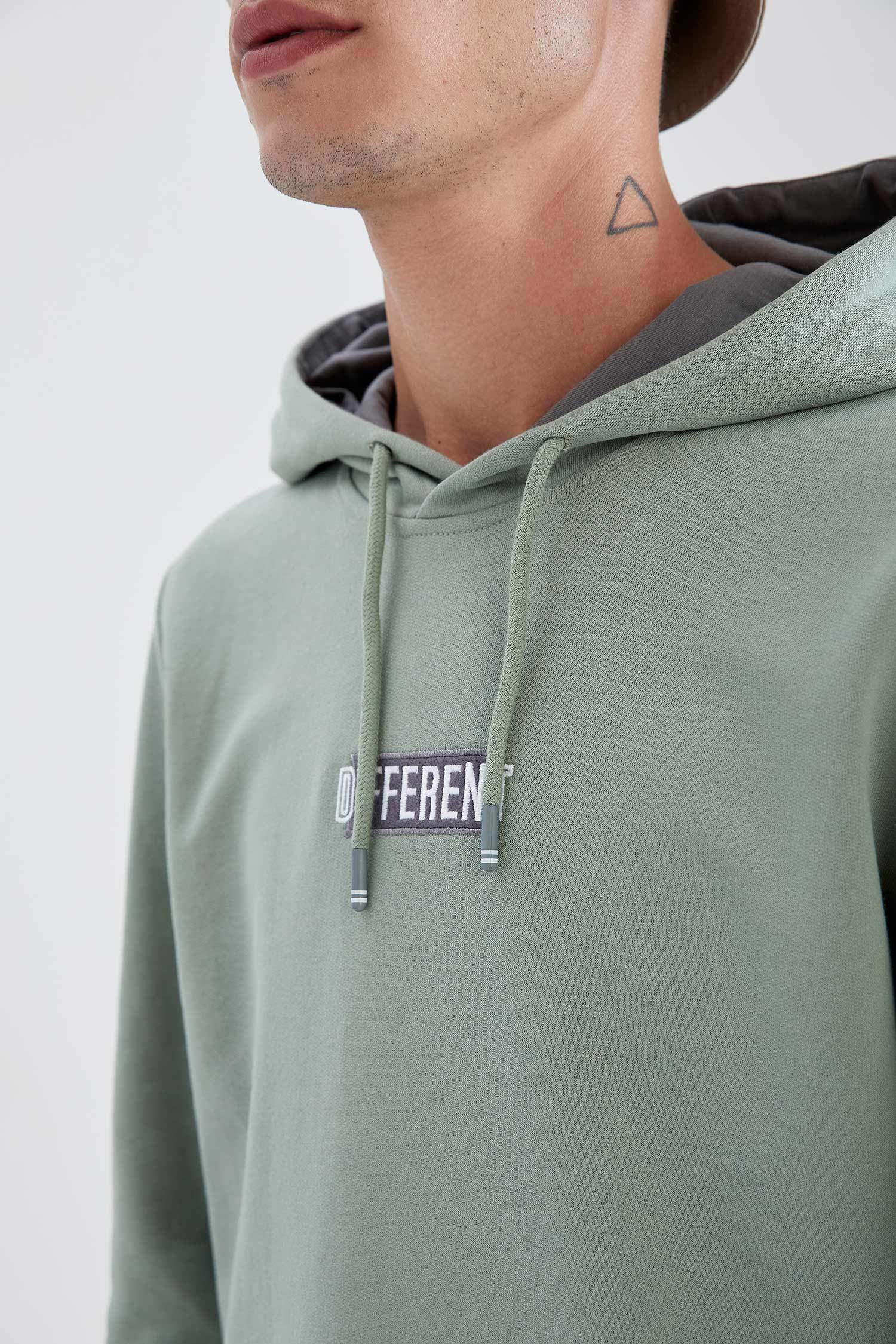 Slim Fit Kapüşonlu Kanguru Cepli Slogan Desenli Uzun Kollu Sweatshirt