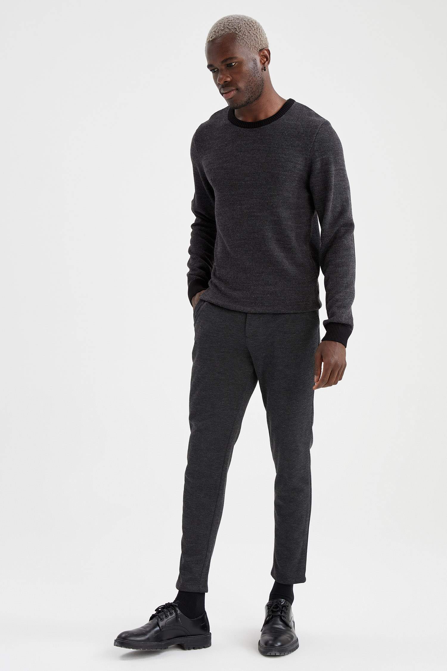 Slim Fit Bisiklet Yaka Yamalı Kol Detaylı Triko Kazak