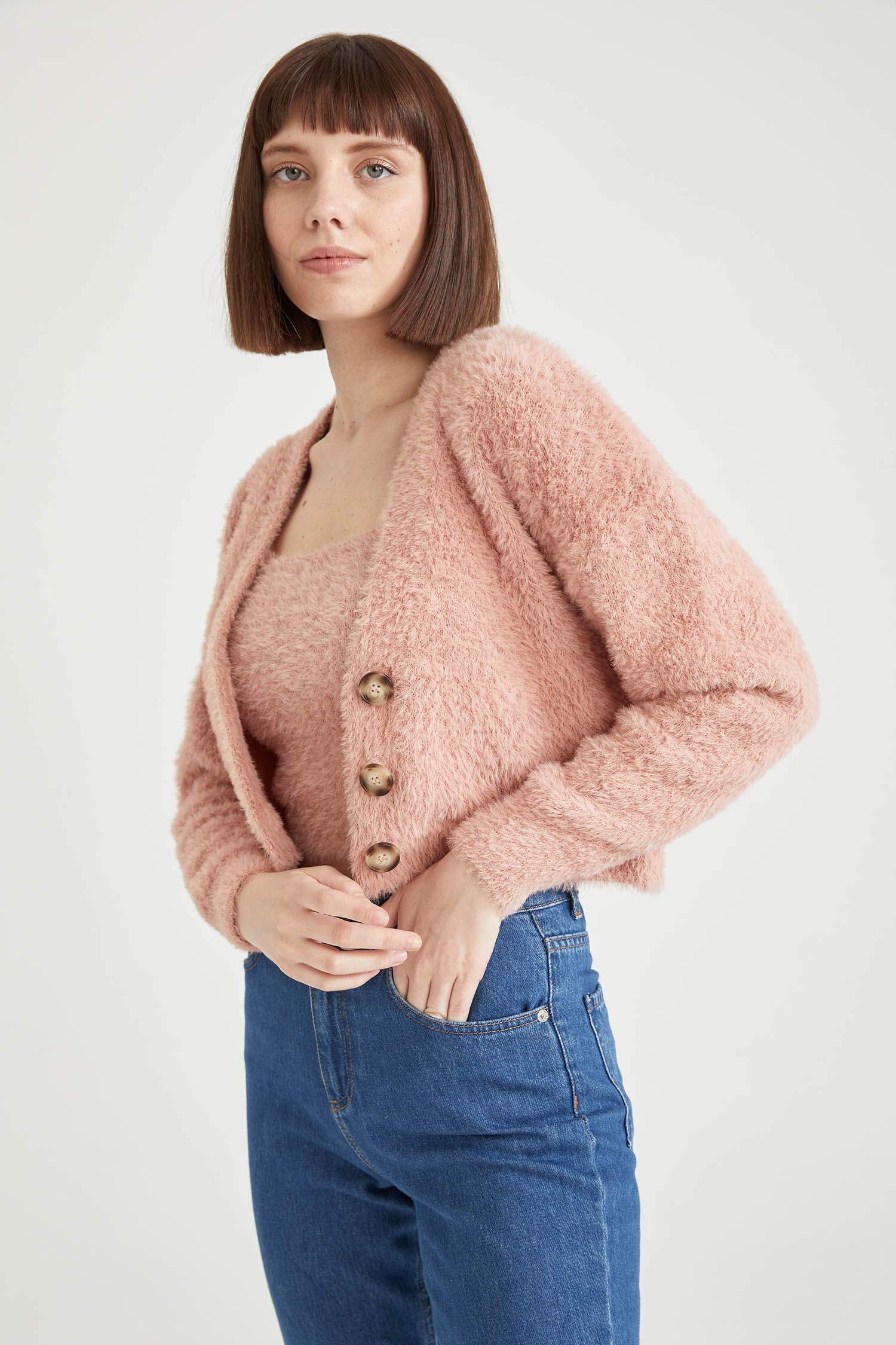 V Yaka Düğmeli Oversize Fit Crop Triko Hırka