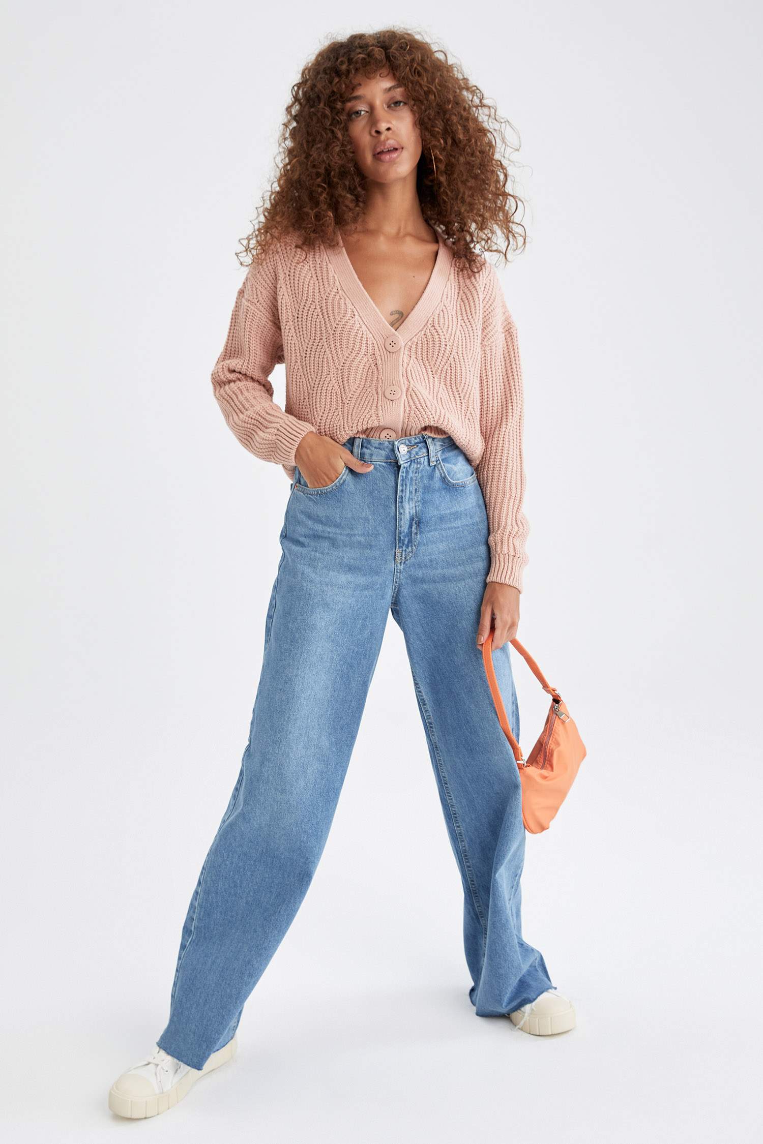 V Yaka Düğmeli Oversize Fit Crop Triko Hırka