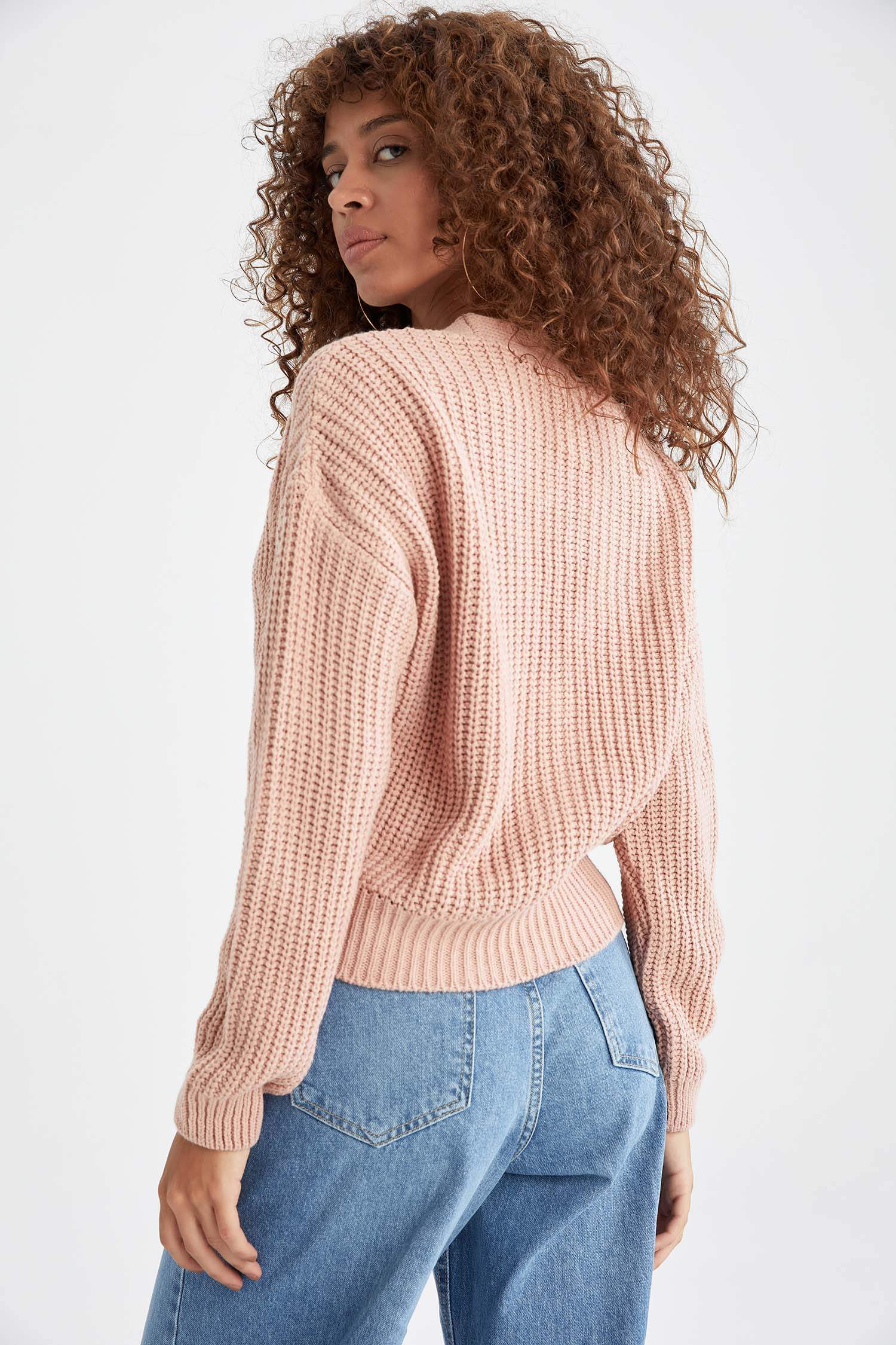 V Yaka Düğmeli Oversize Fit Crop Triko Hırka