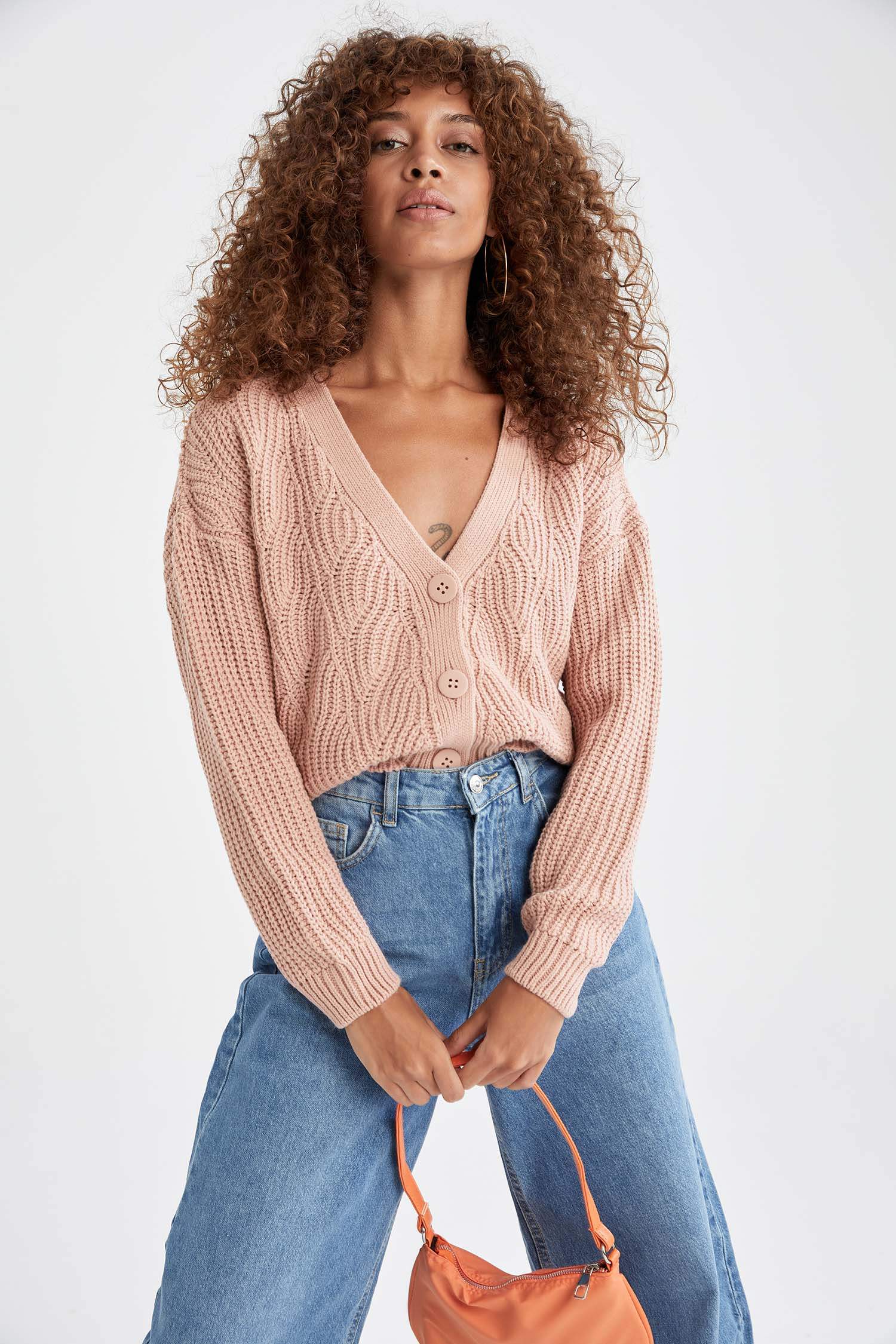 V Yaka Düğmeli Oversize Fit Crop Triko Hırka