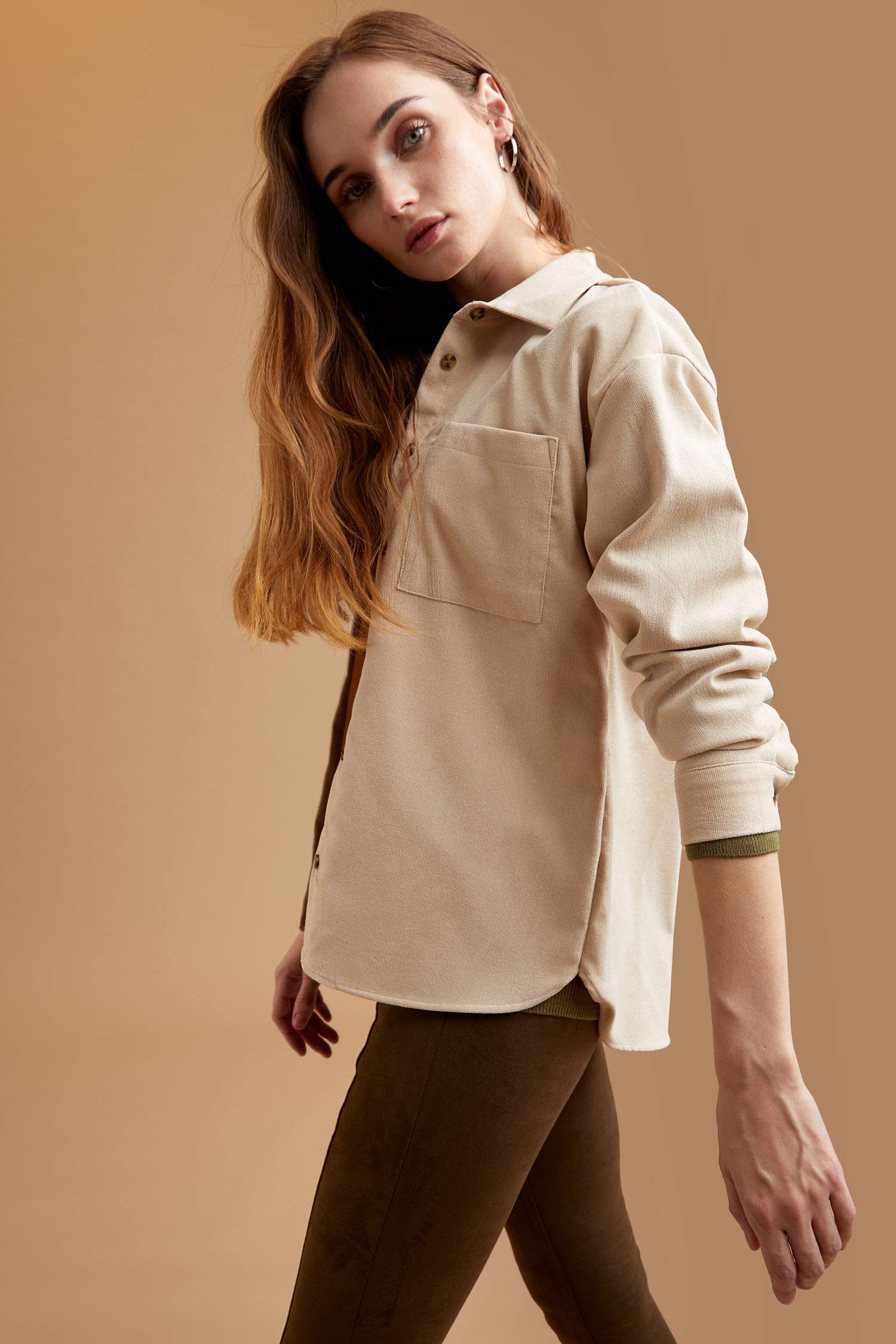 Oversize Fit Önü Kısa Arkası Uzun Uzun Kollu Kadife Gömlek
