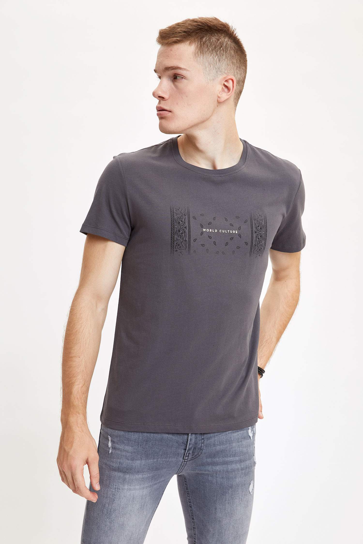Slim Fit Bisiklet Yaka Kısa Kollu Tişört