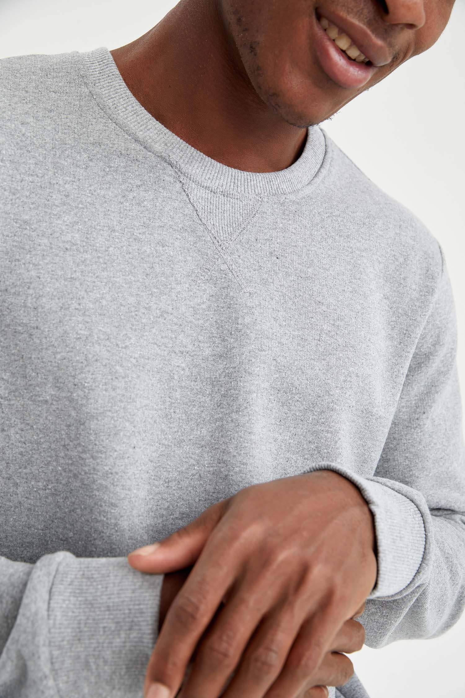 Regular Fit Bisiklet Yaka Geri Dönüşümlü Pamuklu İçi Yumuşak Tüylü Sweatshirt