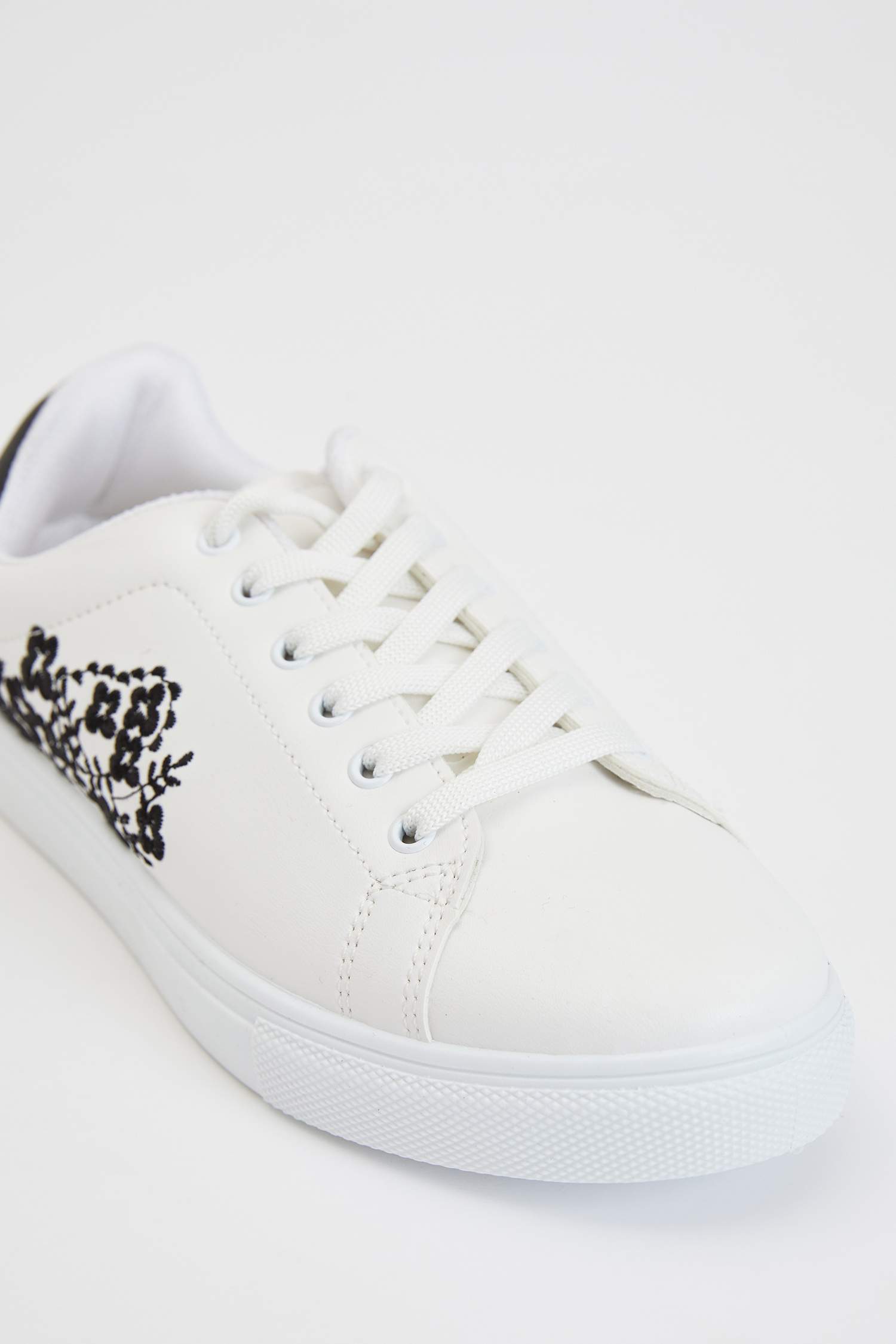 Çiçek Desenli Bağcıklı Sneaker Ayakkabı