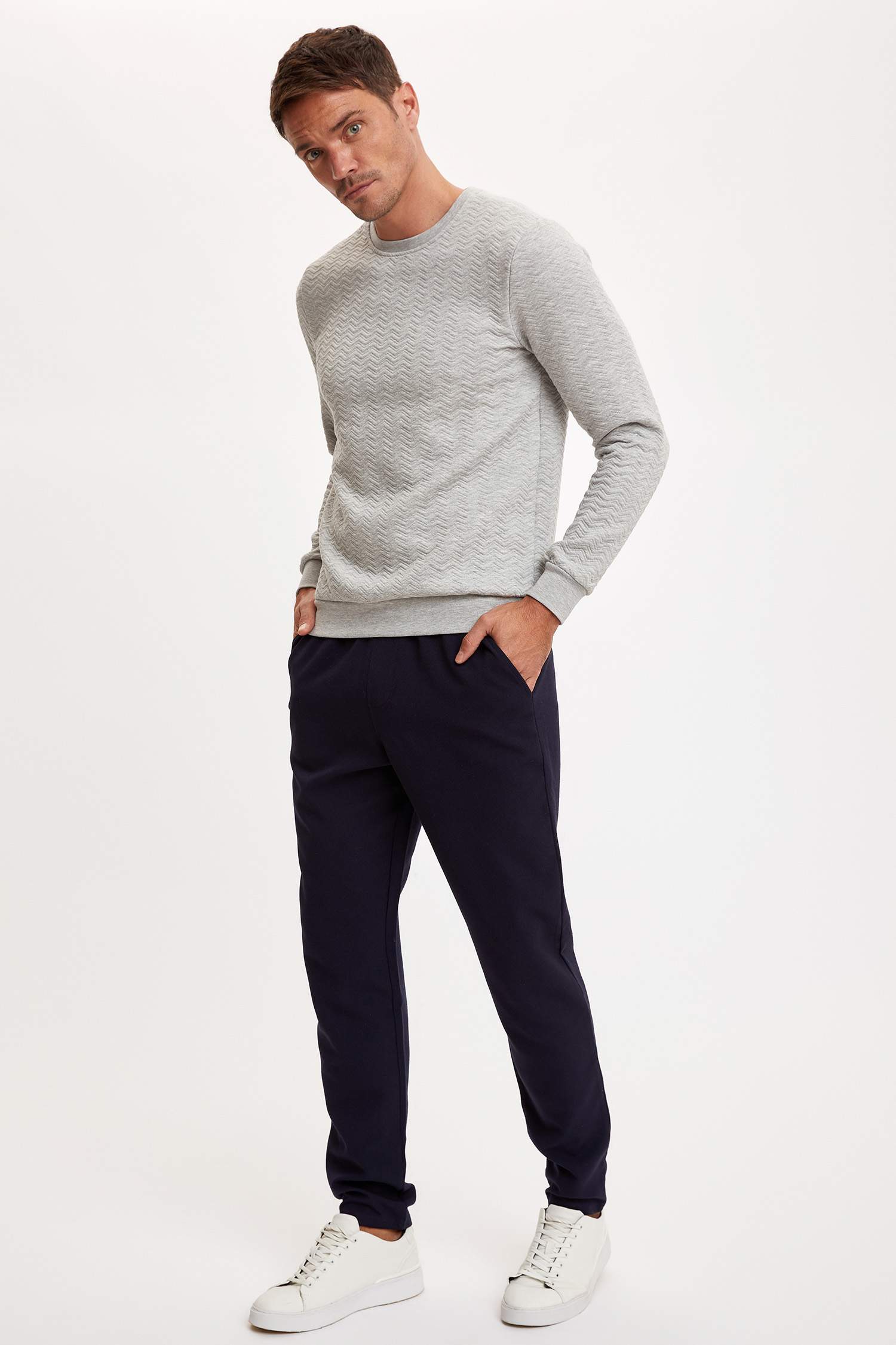 Slim Fit Bisiklet Yaka Uzun Kollu Sweatshirt