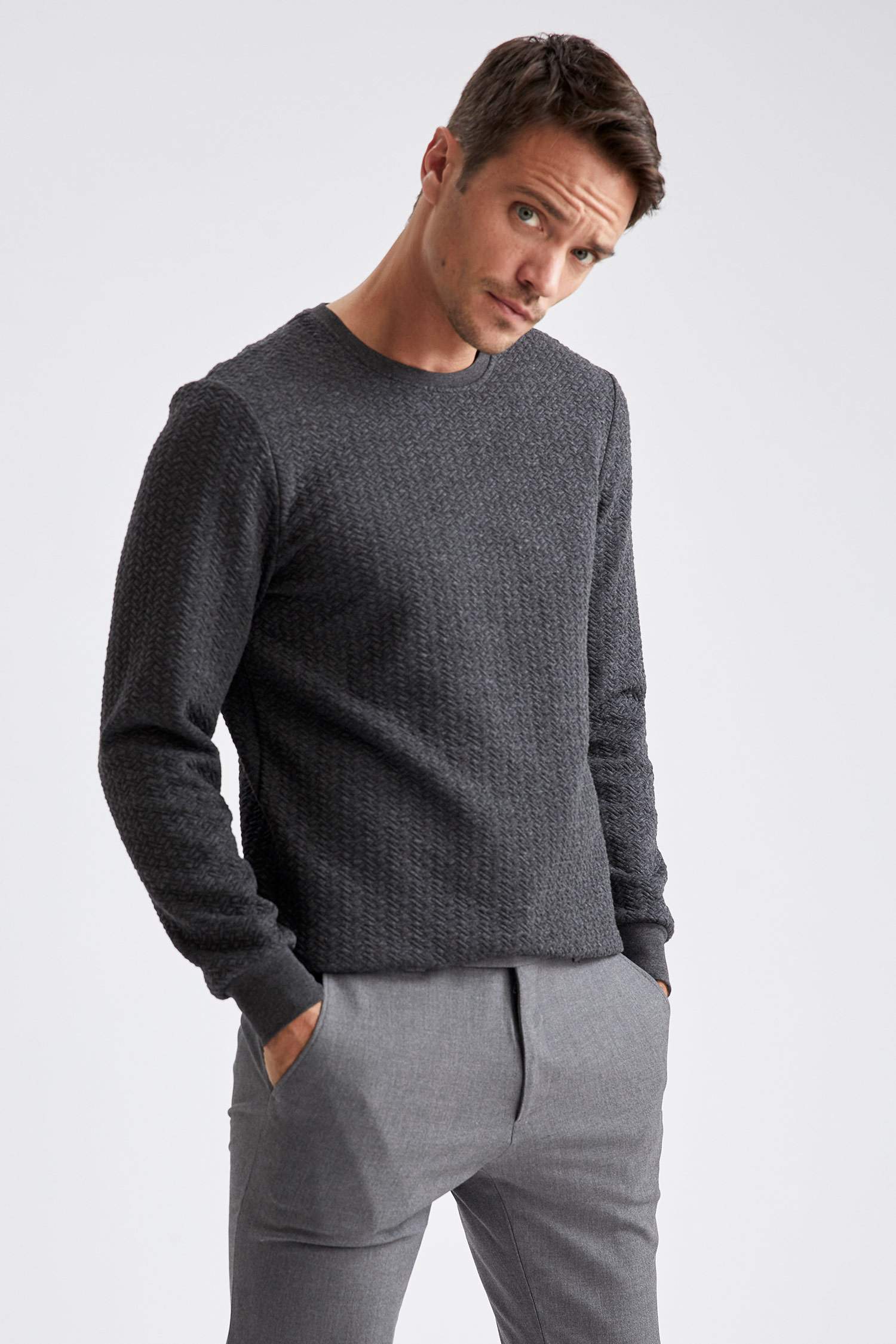 Slim Fit Bisiklet Yaka Fermuarsız Uzun Kollu Sweatshirt