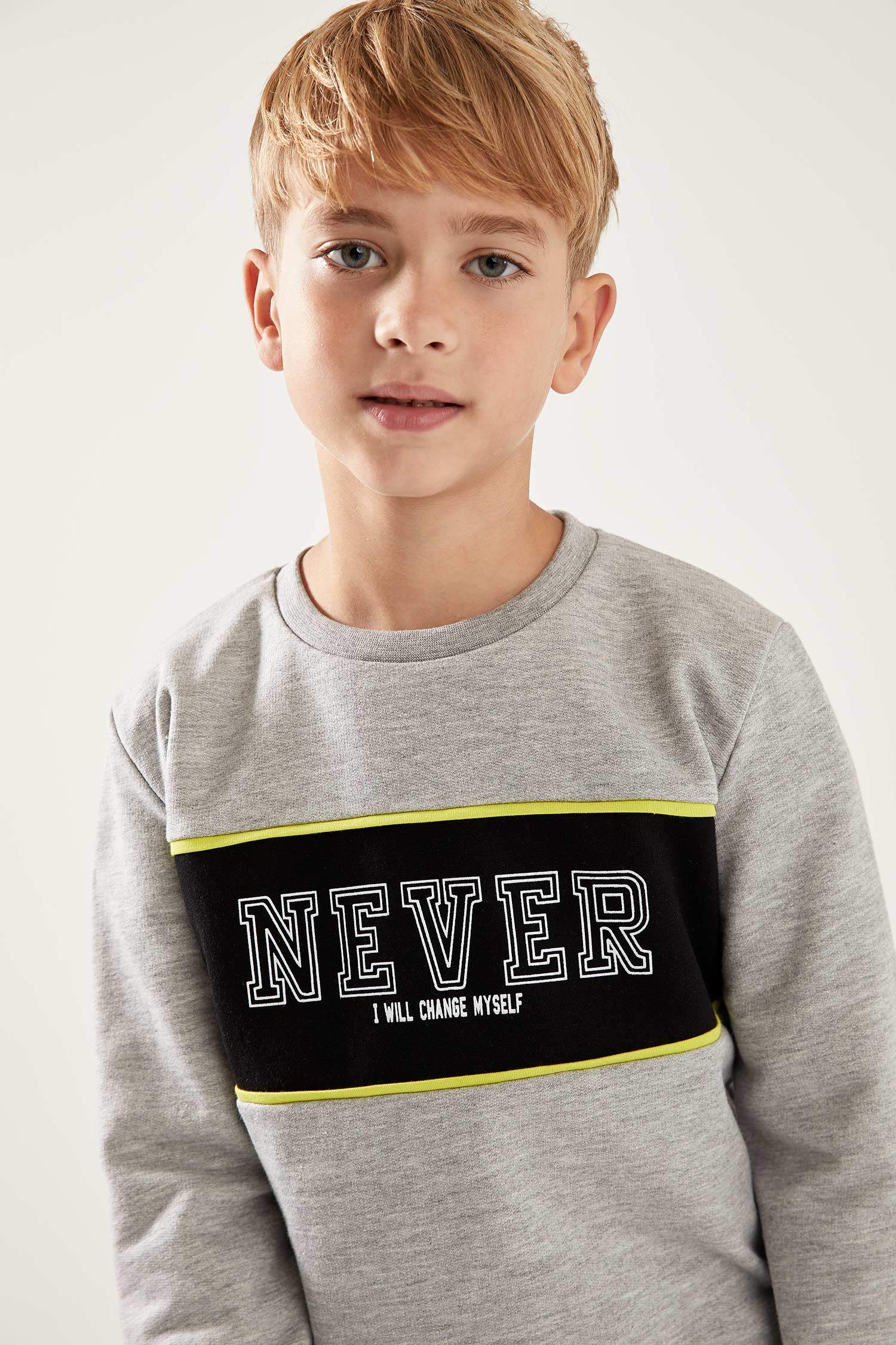 Erkek Çocuk Sweatshirt Regular Fit Bisiklet Yaka İnce Sweatshirt Kumaşı