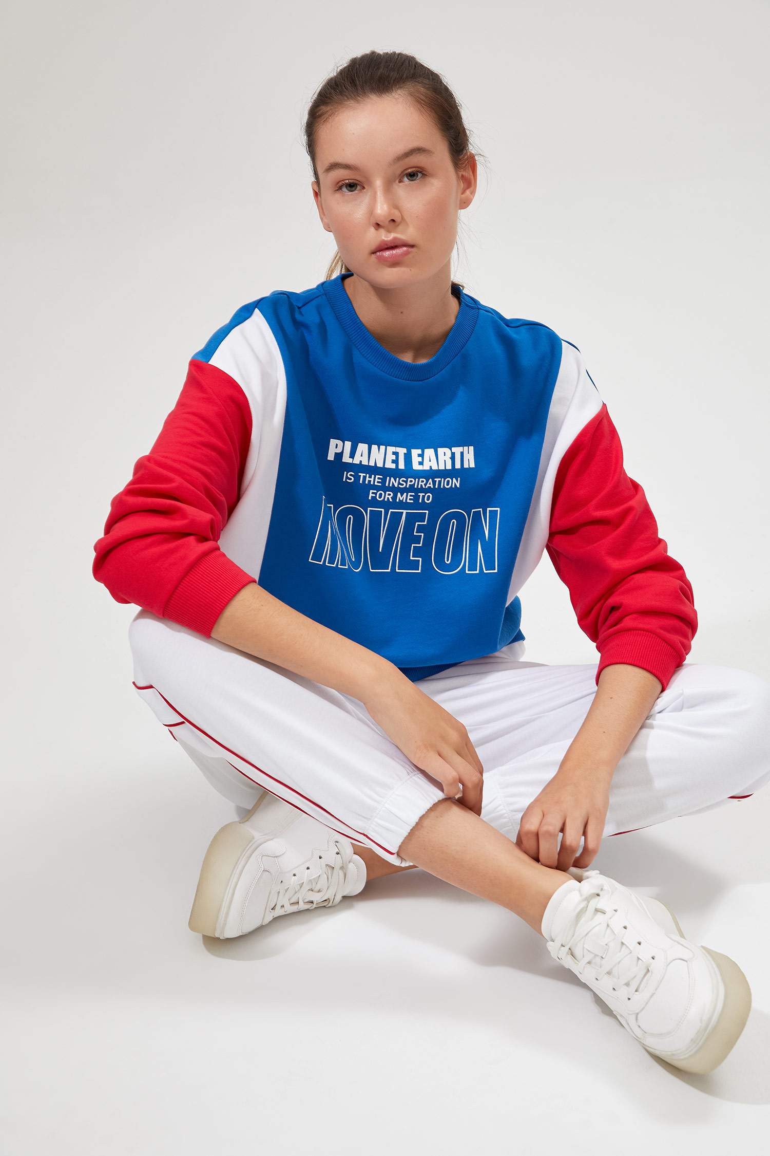 Renk Bloklu Yazı Baskılı Sweatshirt