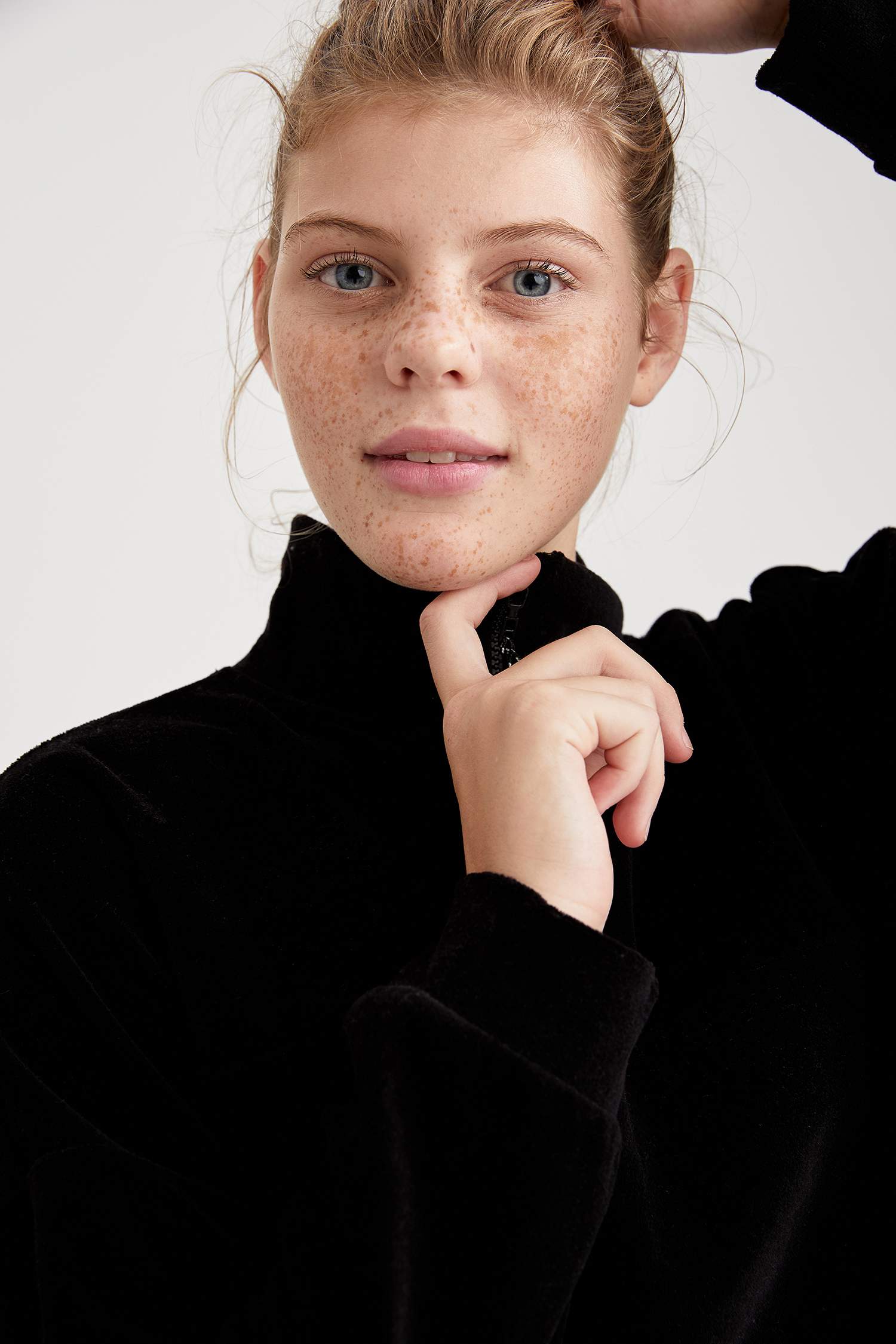 Fermuarlı Dik Yaka Kadife Crop Sweatshirt