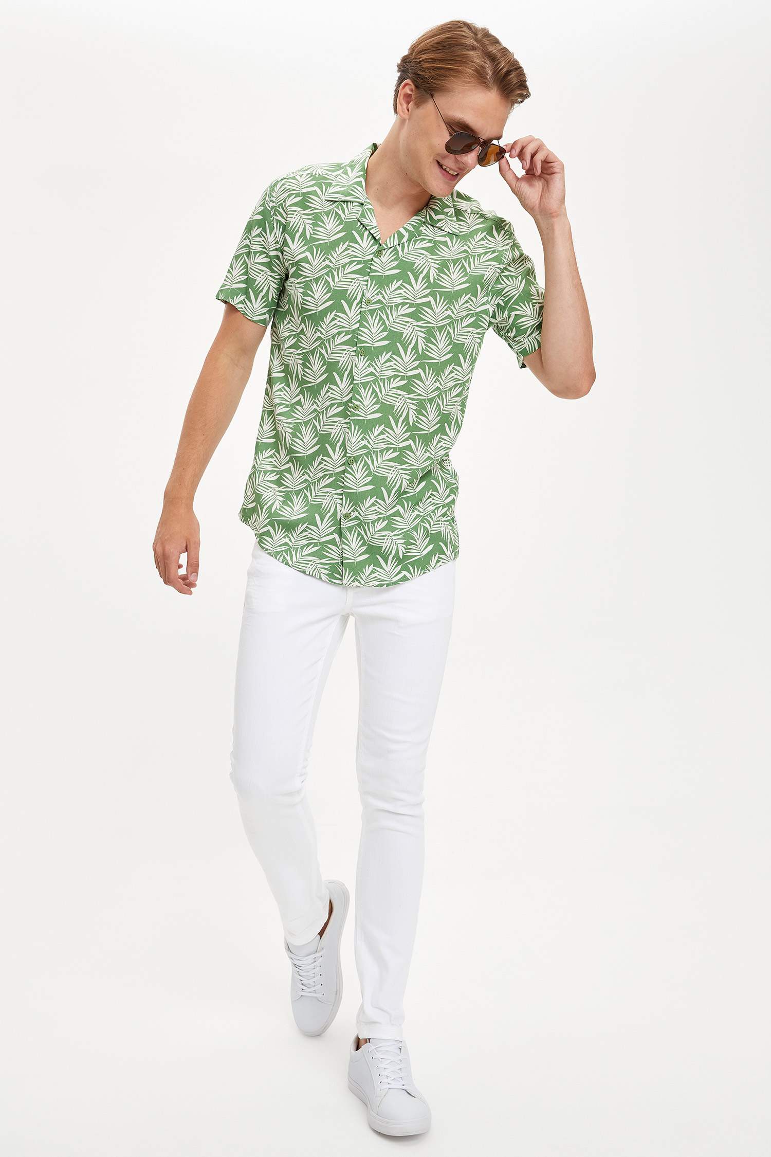 Slim Fit Viskon Çiçek Desenli Kısa Kollu Gömlek