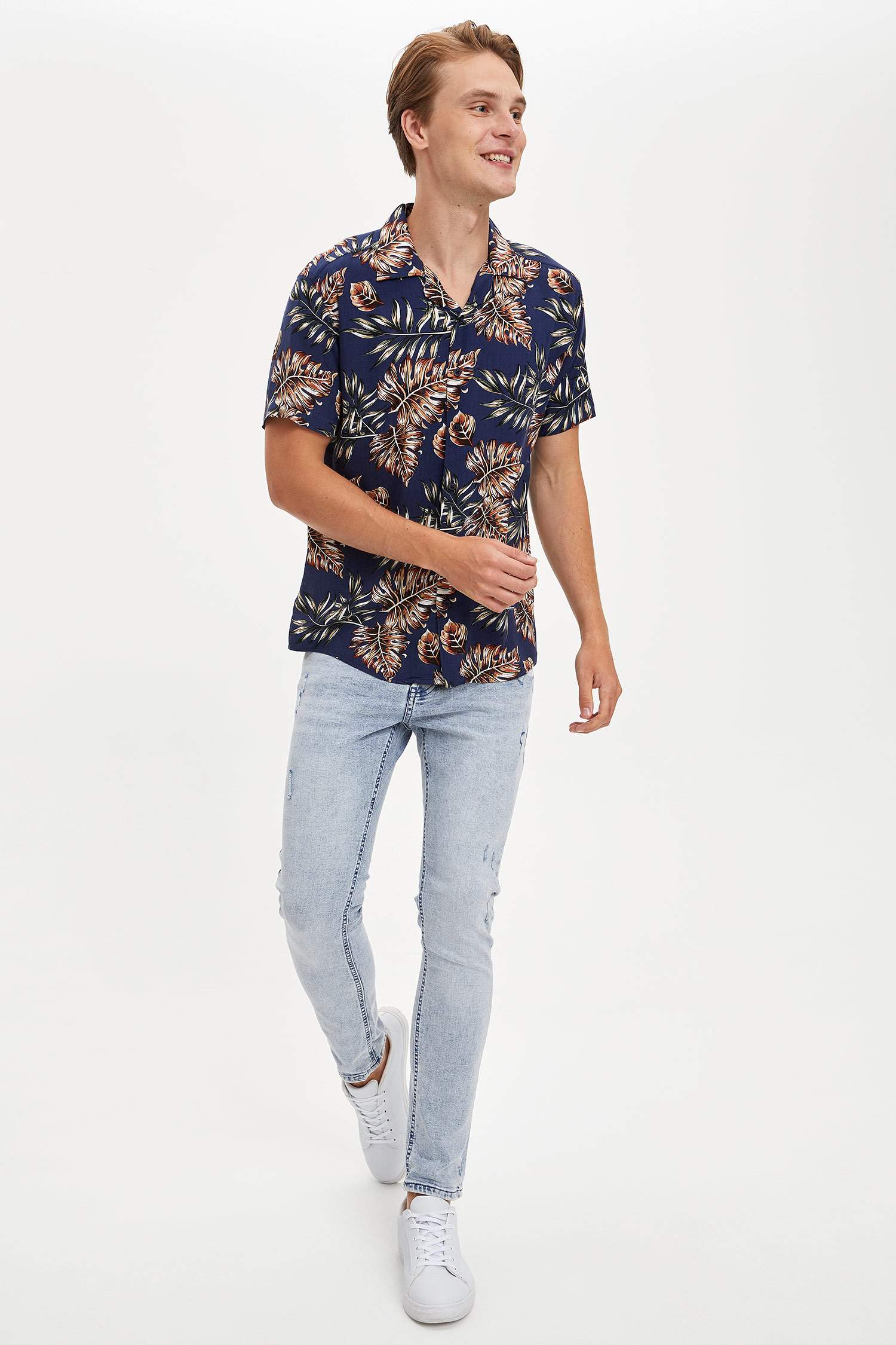 Slim Fit Viskon Yaprak Desenli Kısa Kollu Gömlek