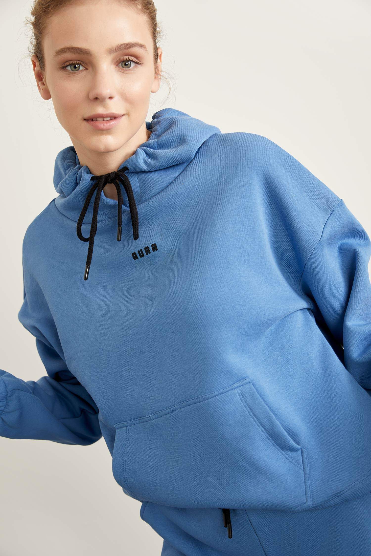 İçi Yumuşak Tüylü Kapüşonlu Baskılı Crop Sweatshirt
