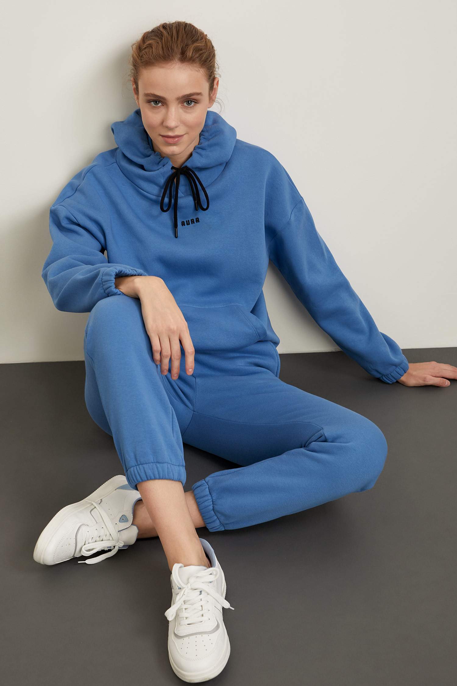 İçi Yumuşak Tüylü Kapüşonlu Baskılı Crop Sweatshirt
