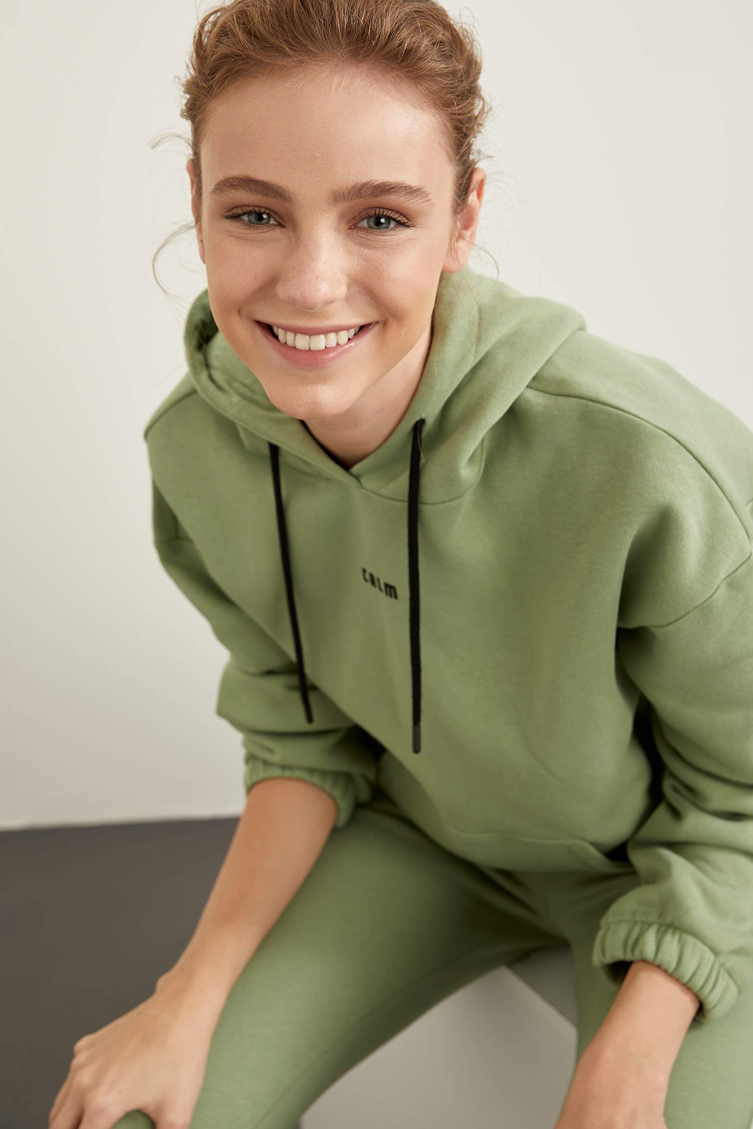 İçi Yumuşak Tüylü Kapüşonlu Baskılı Crop Sweatshirt