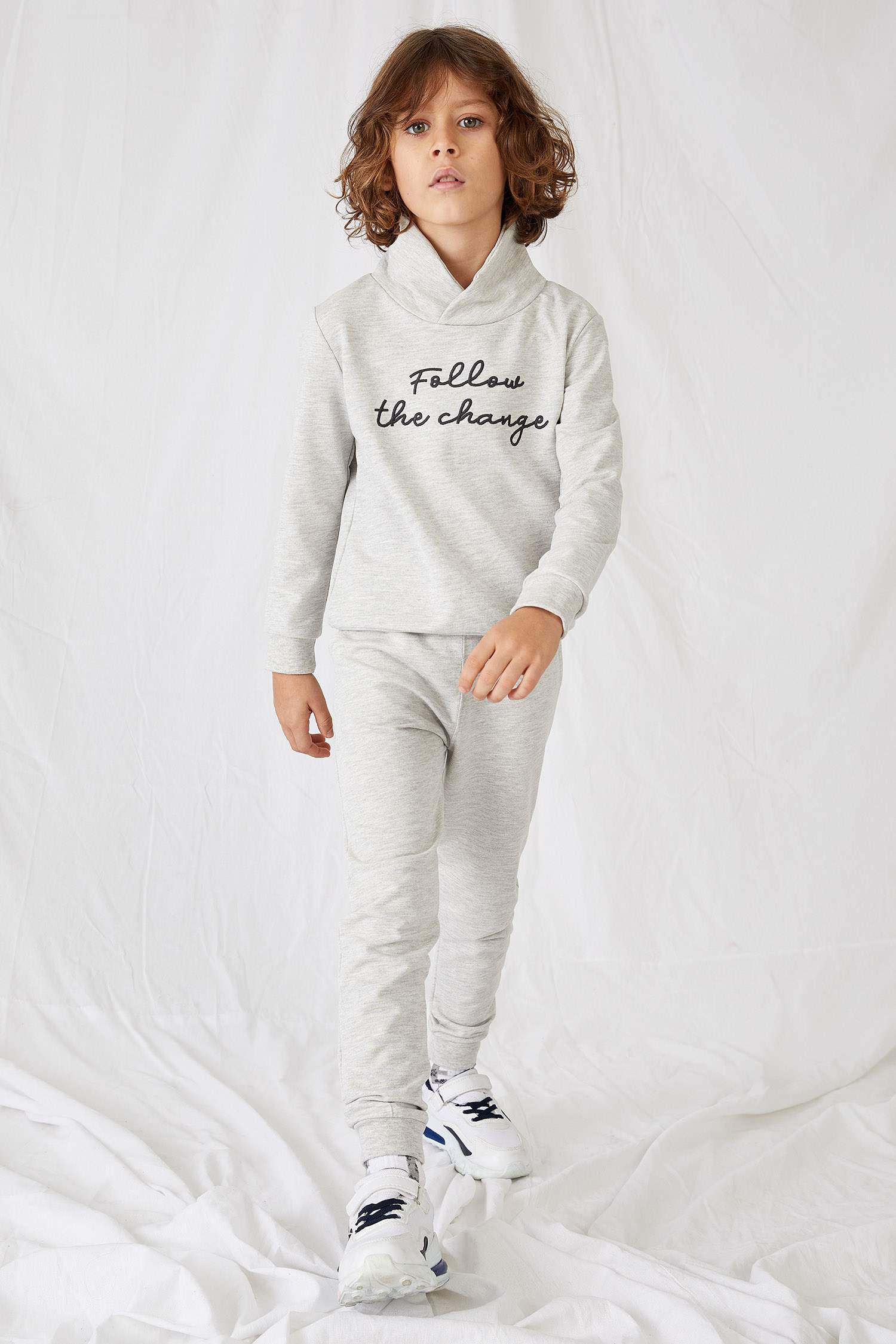 Unisex Çocuk Nakışlı Degaje Yaka Organik Pamuk Sweatshirt