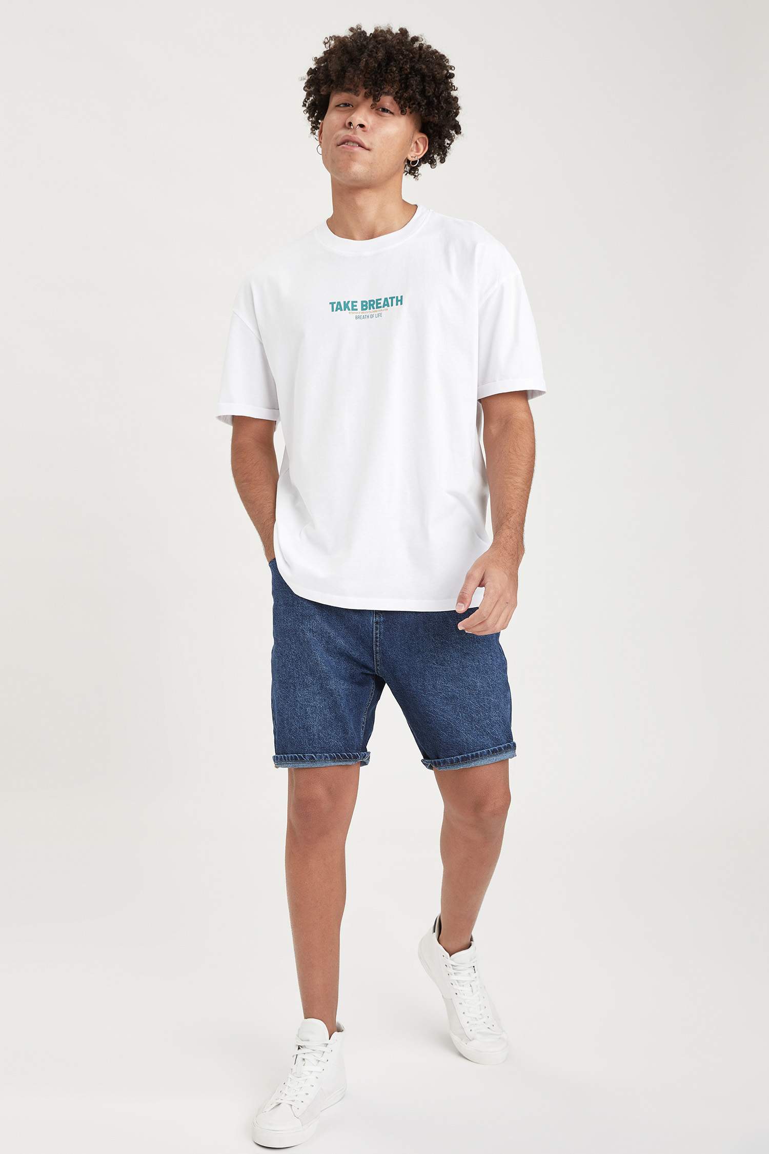 Oversize Fit Sırtı Yazı Baskılı Kısa Kollu Tişört