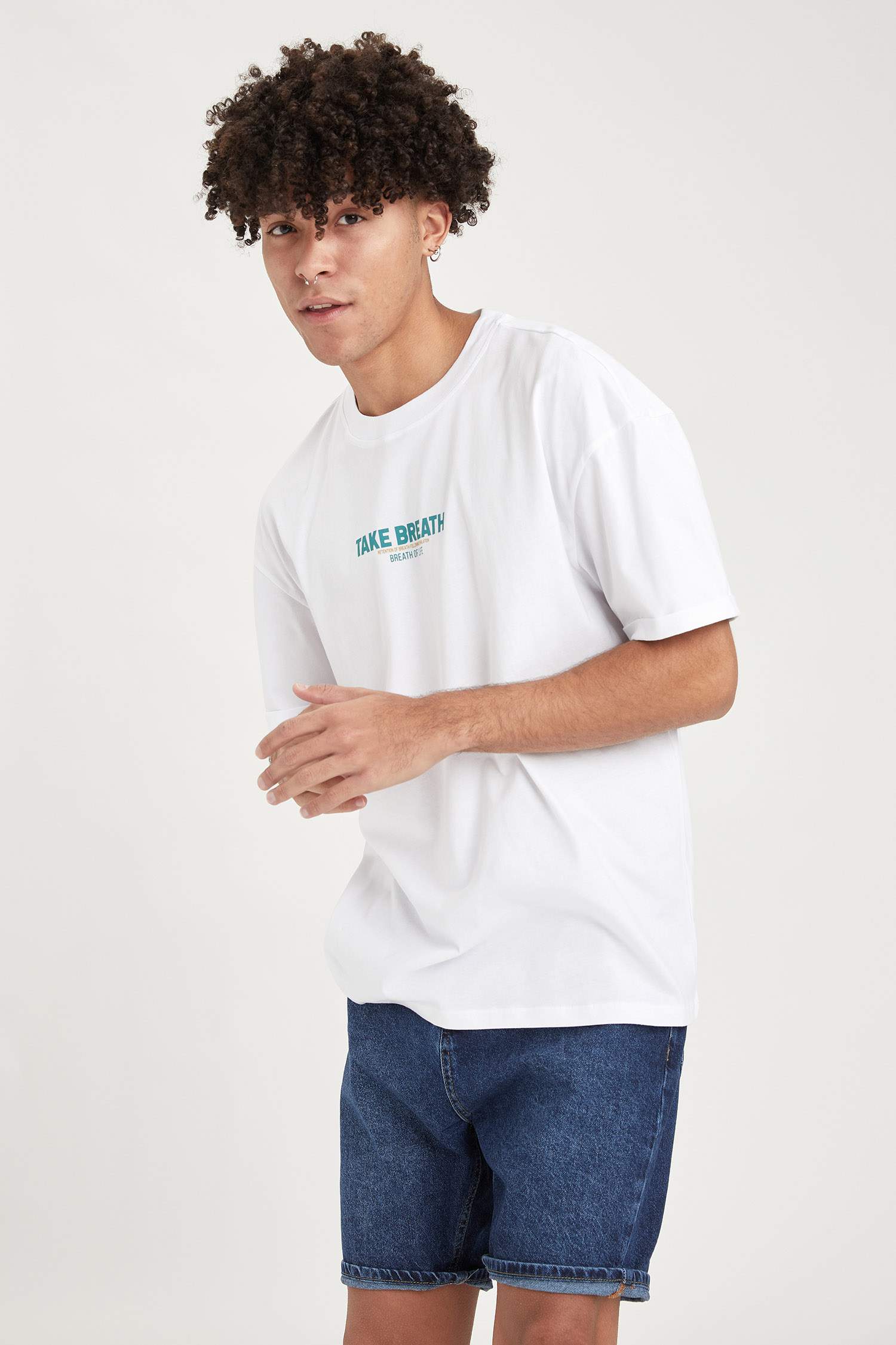 Oversize Fit Sırtı Yazı Baskılı Kısa Kollu Tişört