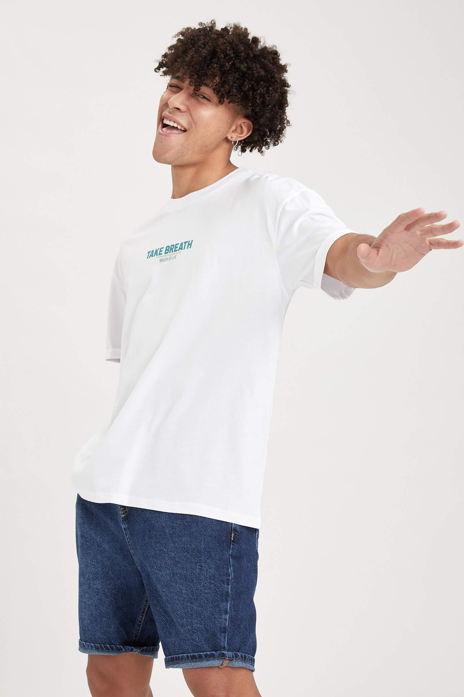 Oversize Fit Sırtı Yazı Baskılı Kısa Kollu Tişört