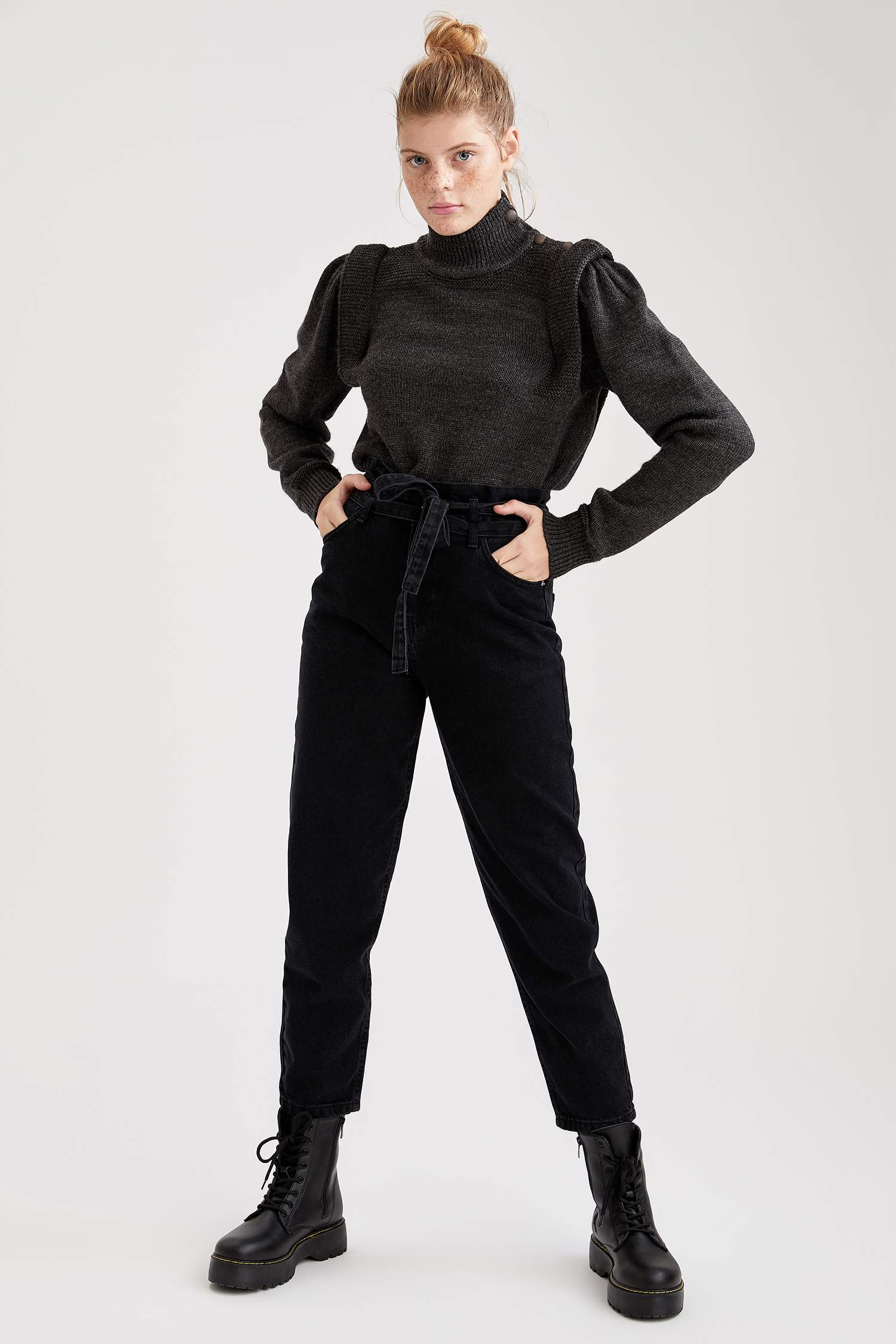 Dik Yaka Düğme Detaylı Relax Fit Crop Triko Kazak