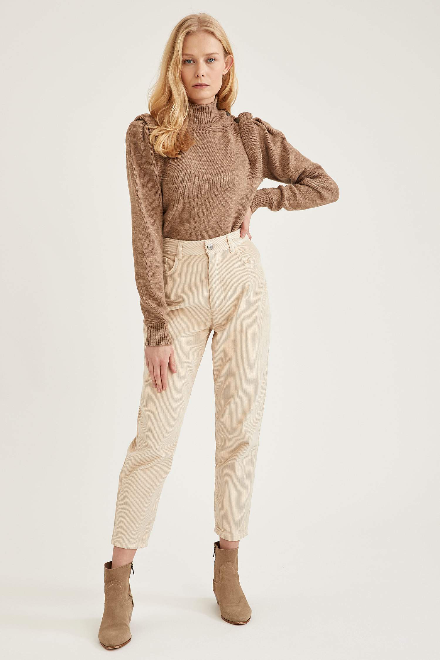 Dik Yaka Düğme Detaylı Relax Fit Crop Triko Kazak