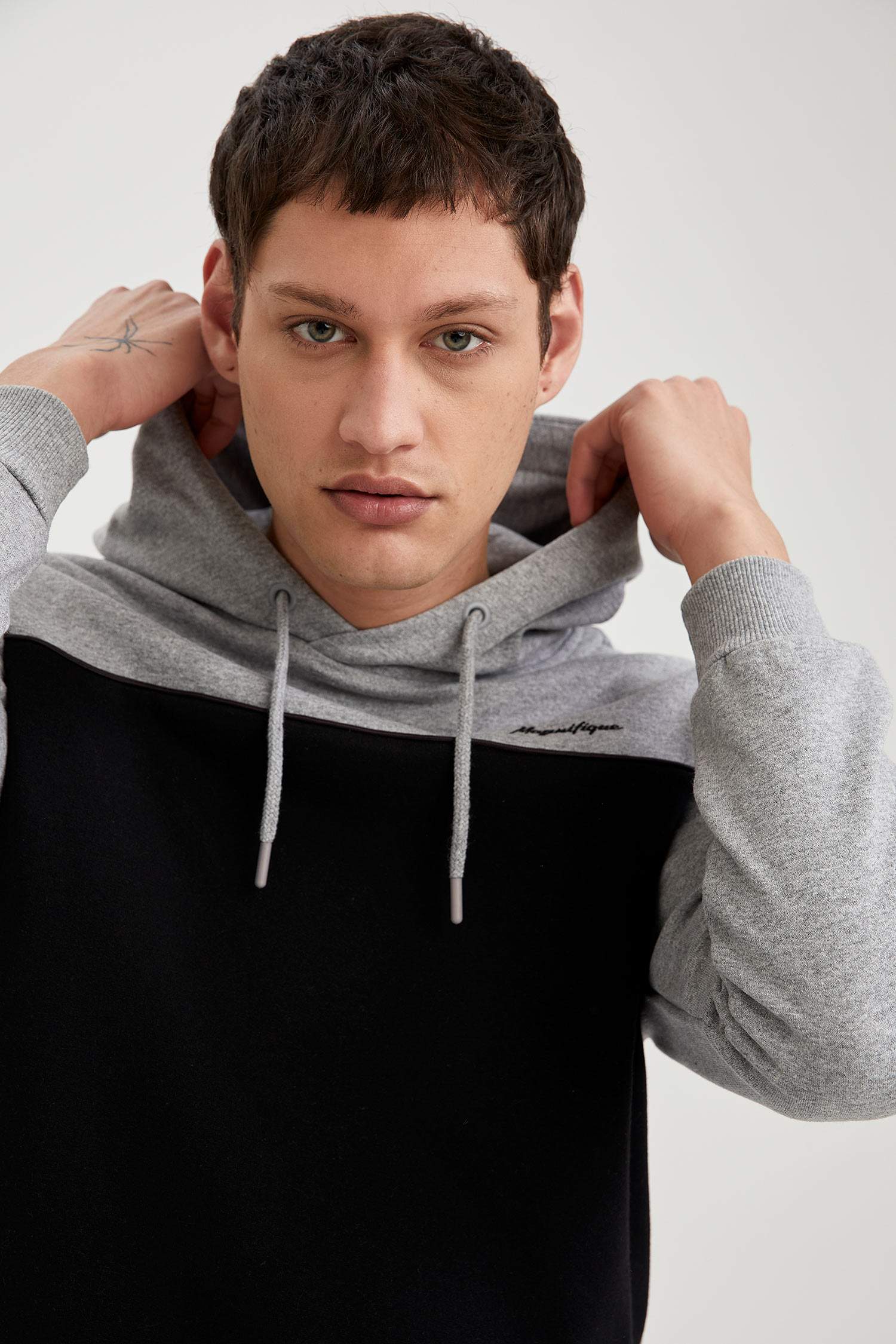 Slim Fit Kapüşonlu Uzun Kollu Sweatshirt