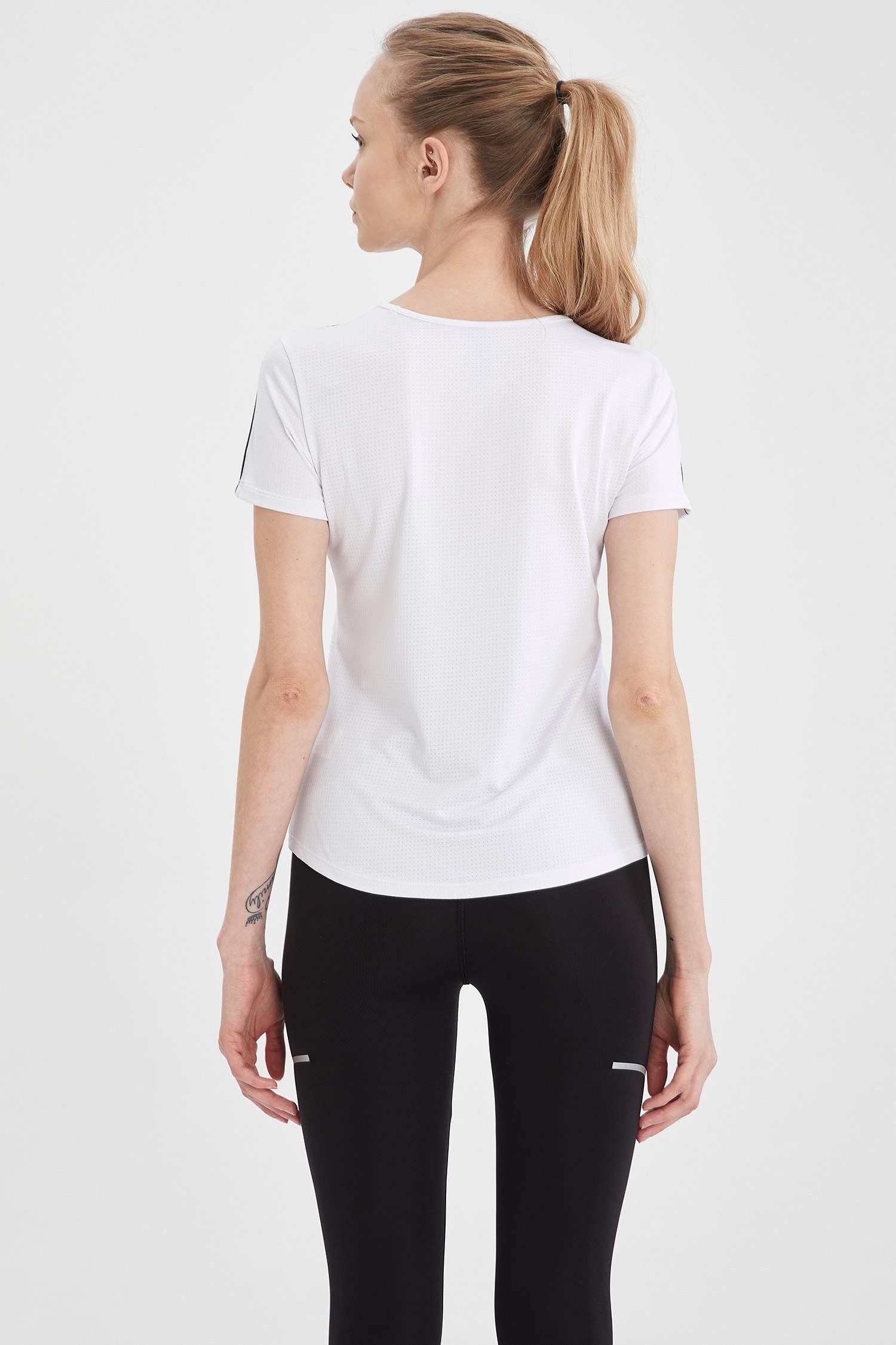 Bisiklet Yaka Slim Fit Şerit Detaylı Spor Tişört