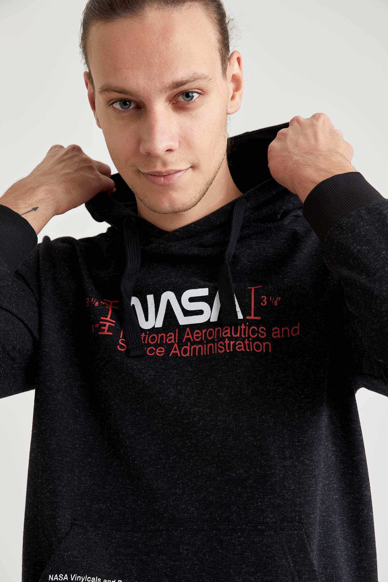 NASA Lisanslı Slim Fit Kanguru Cepli Uzun Kollu İçi Yumuşak Tüylü Sweatshirt