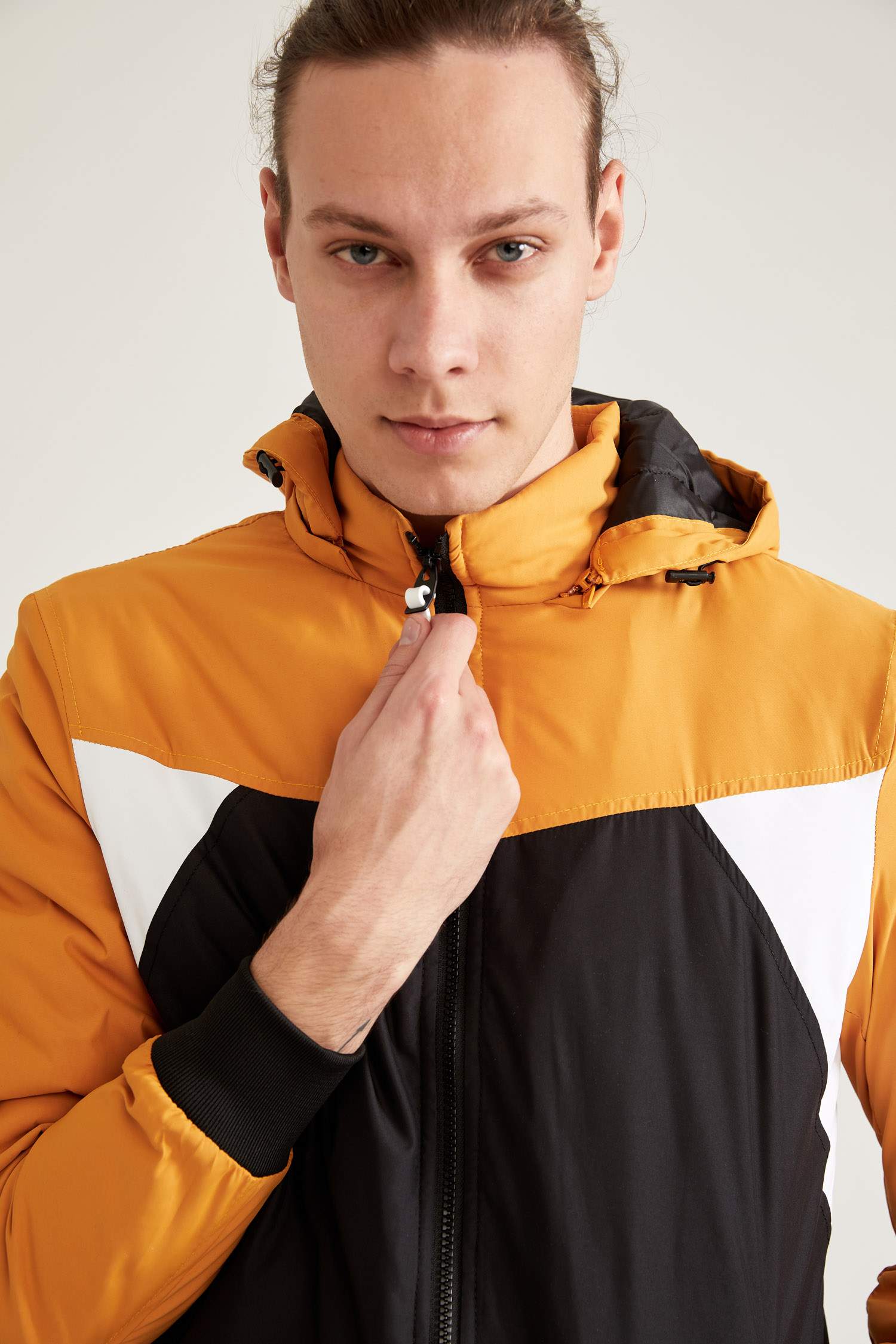 Blok Desenli Slim Fit Kapüşonlu Mont