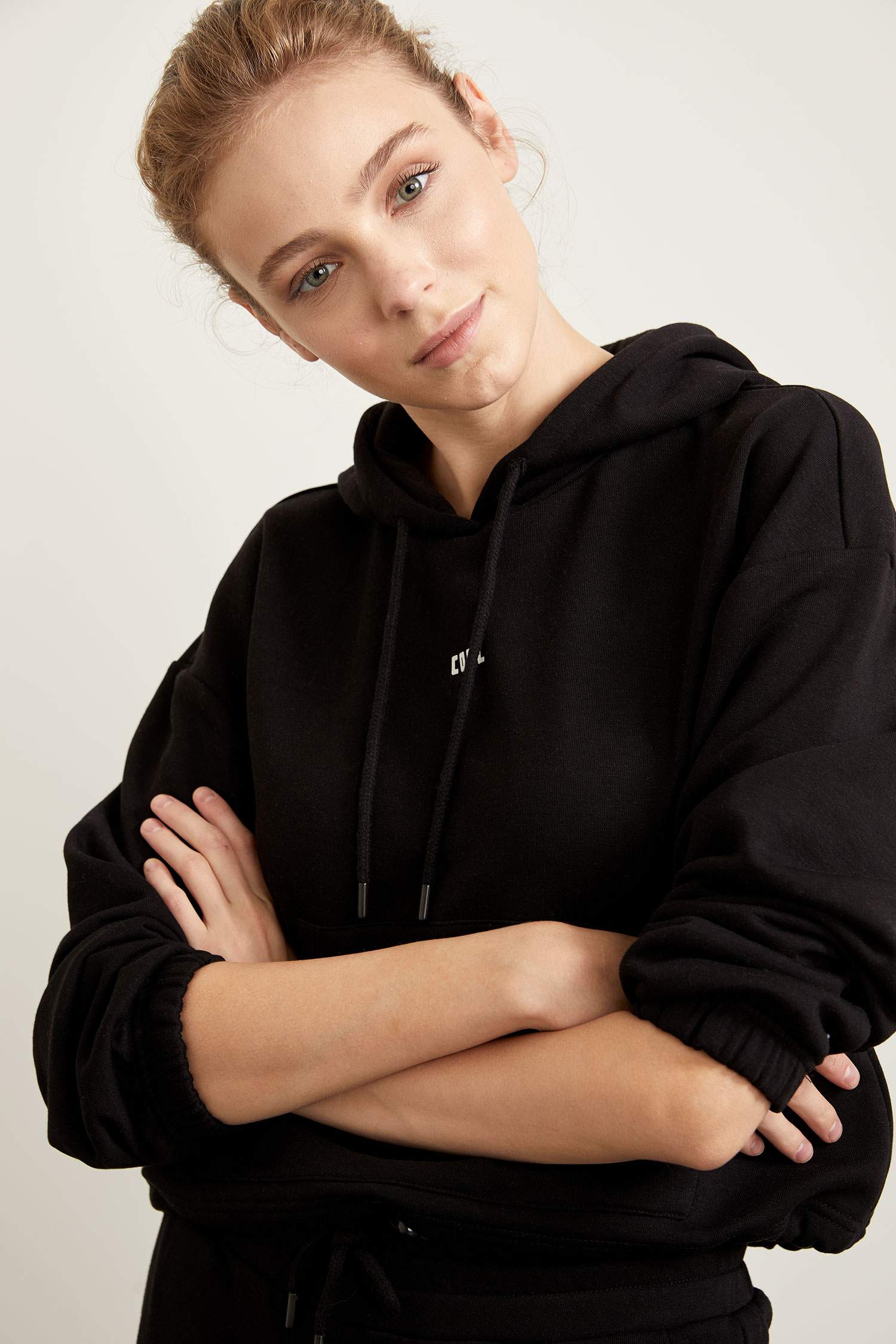Kapüşonlu Kanguru Cepli Etek Ucu Lastikli Crop Fit İçi Yumuşak Tüylü Sweatshirt