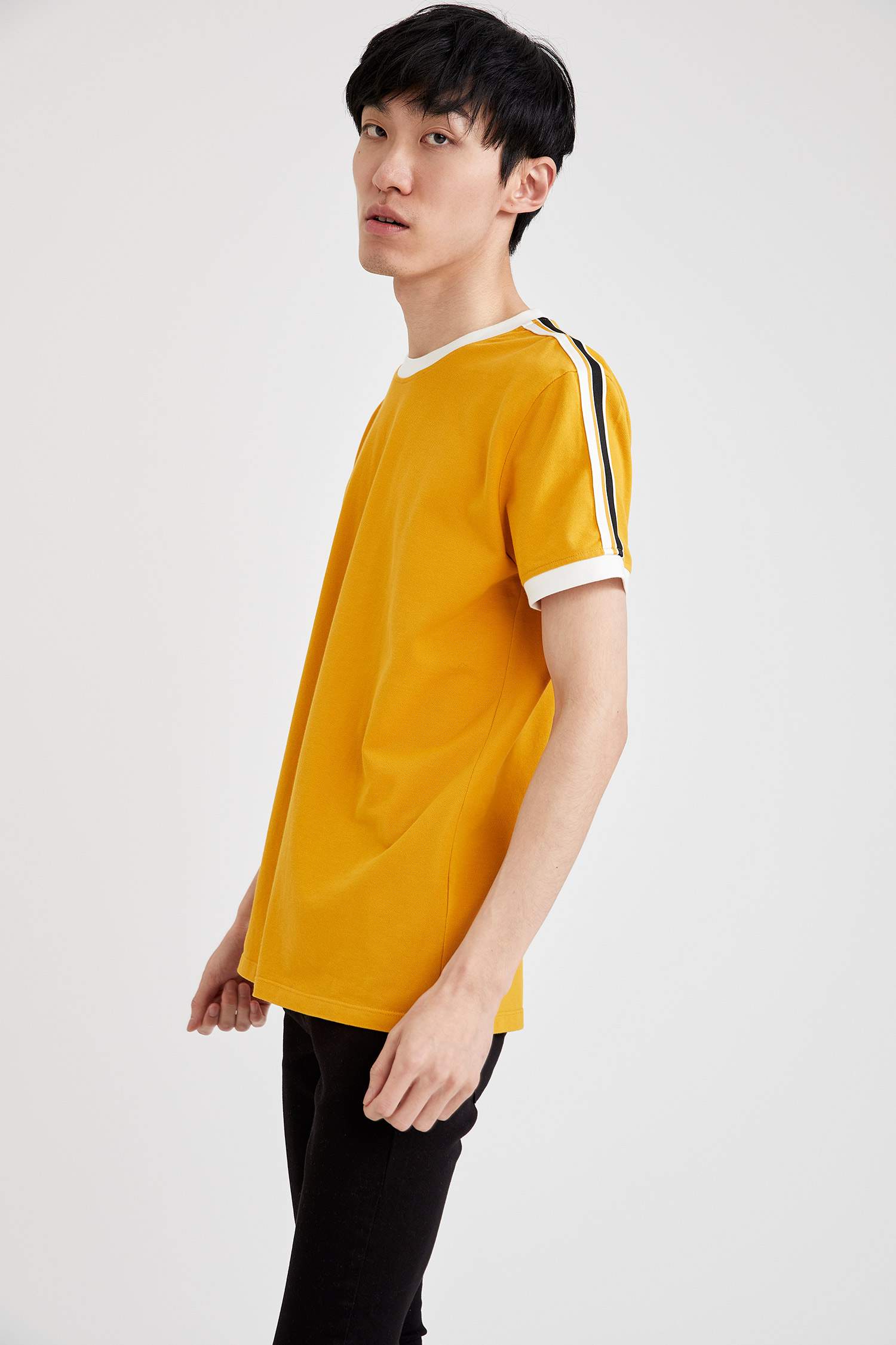 Slim Fit Bisiklet Yaka Şerit Detaylı Pamuklu Kısa Kollu Tişört