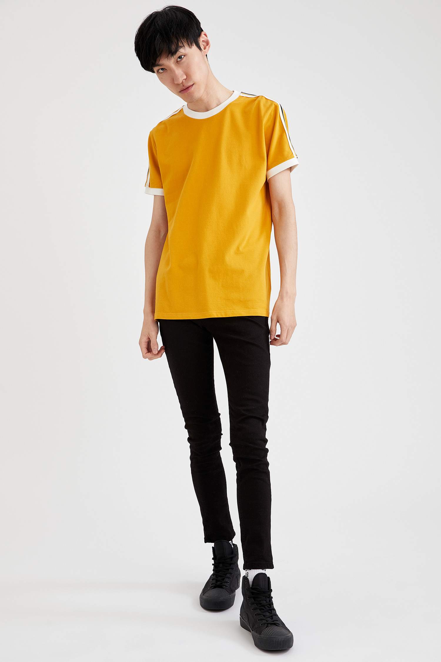 Slim Fit Bisiklet Yaka Şerit Detaylı Pamuklu Kısa Kollu Tişört