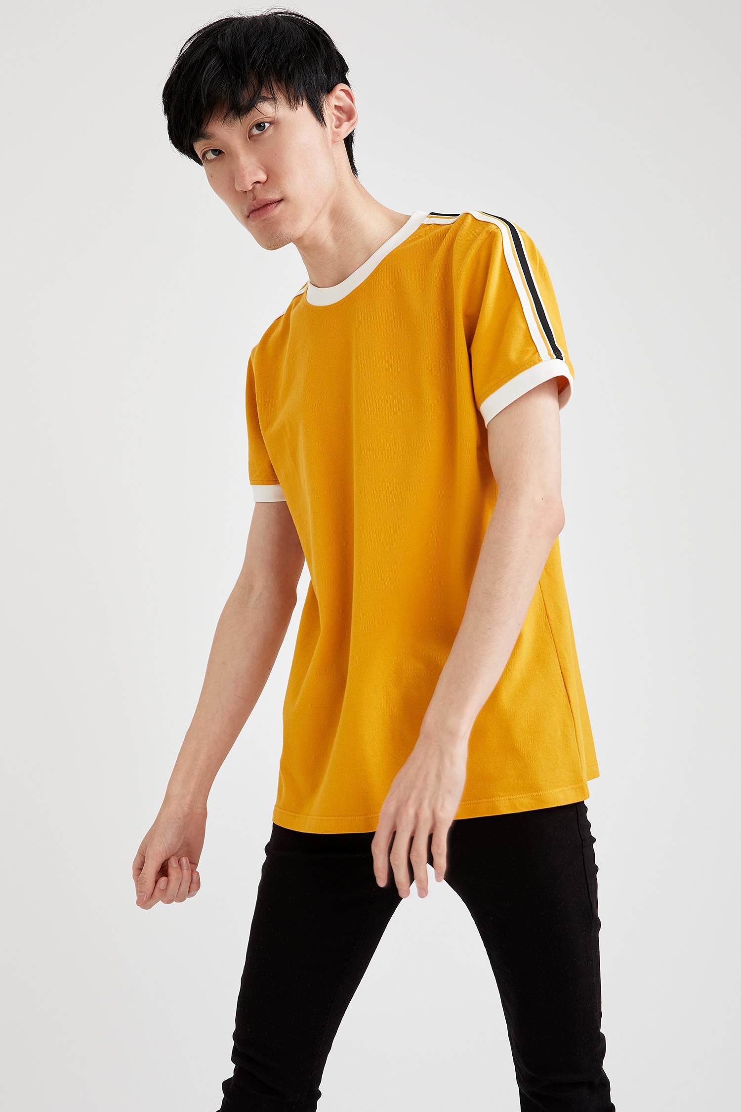 Slim Fit Bisiklet Yaka Şerit Detaylı Pamuklu Kısa Kollu Tişört