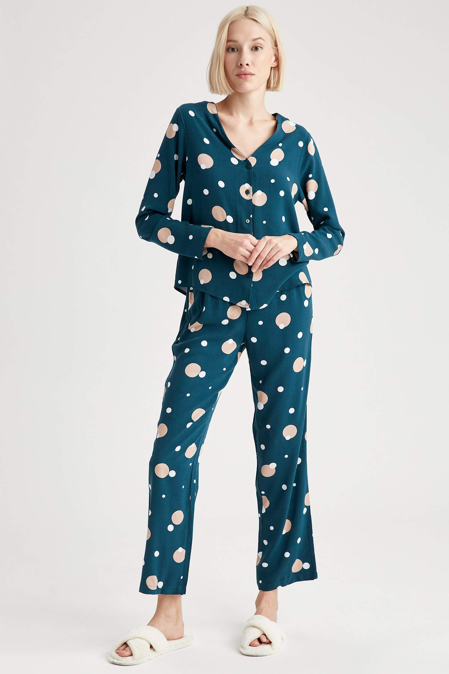 Puantiye Baskılı Gömlek Tasarımlı V Yaka Pijama Üstü